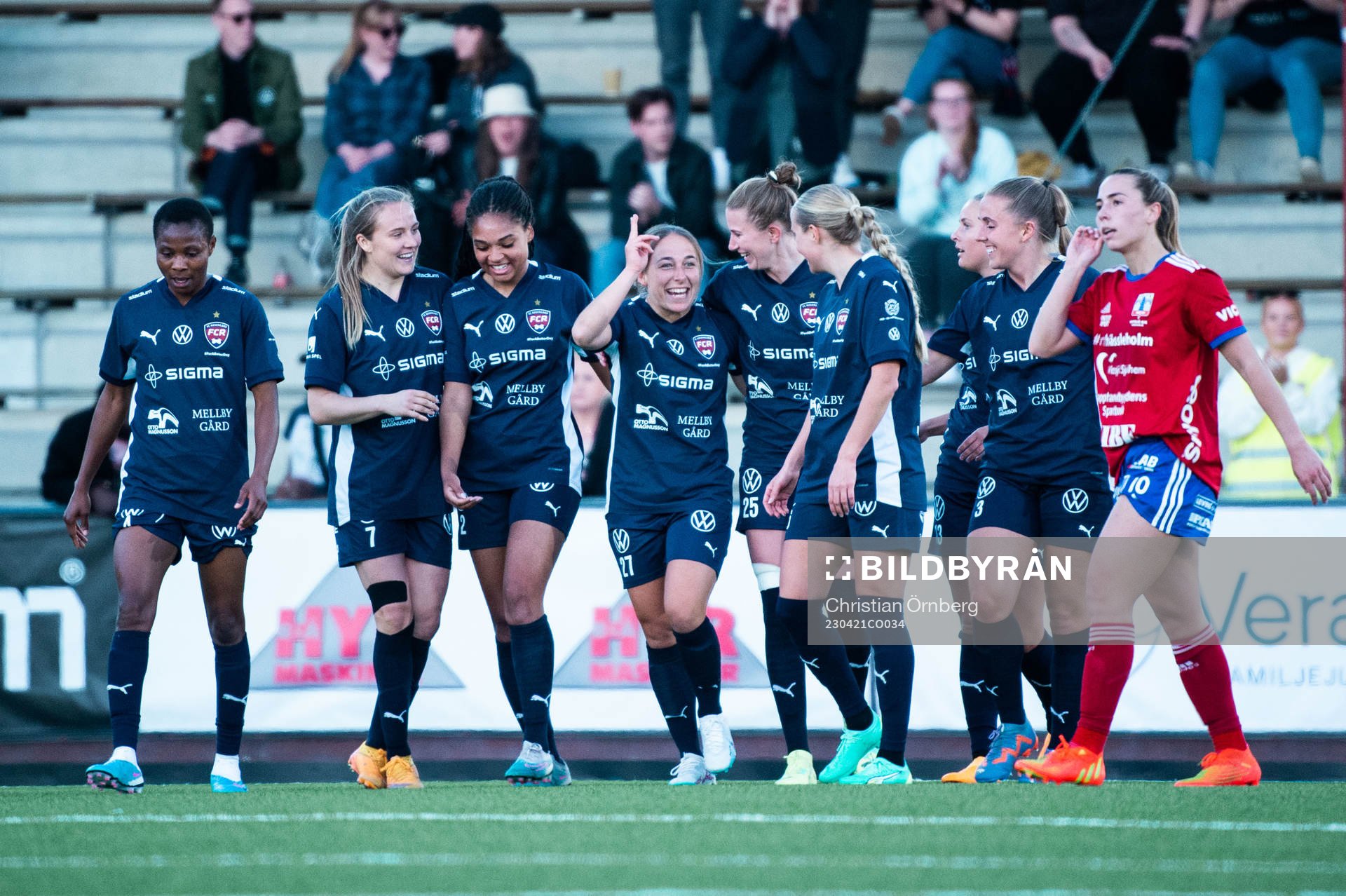 FC Rosengårds Gina Chmielinski jublar med lagkamrater