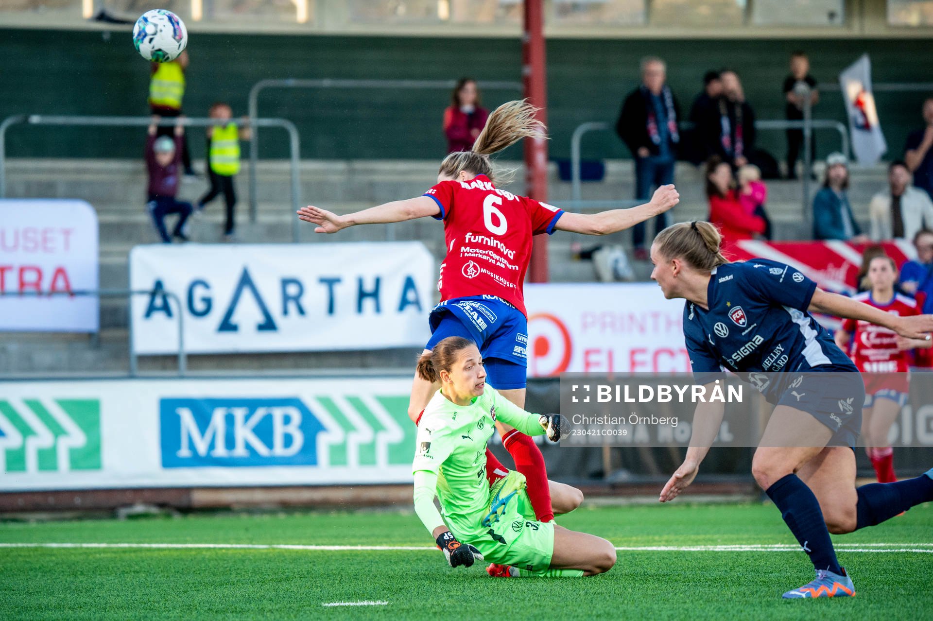 Vittsjös Clara Markstedt mot FC Rosengårds målvakt Somea