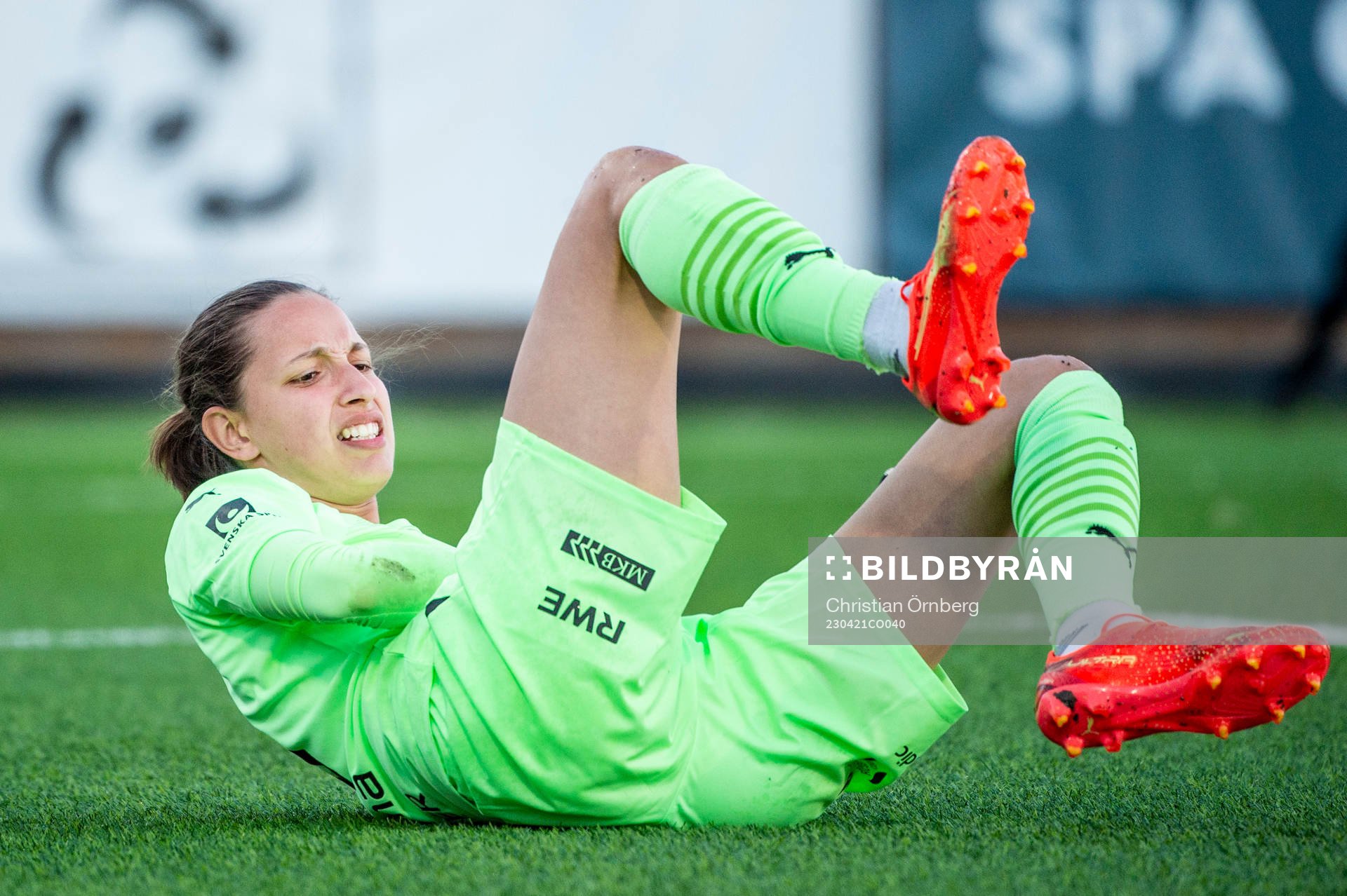 FC Rosengårds målvakt Somea Polozen grinar illa efter en smäll under fotbollsmatchen i Damallsvenskan mellan FC Rosengård och Vittsjö den 21 april 2023 i Malmö.