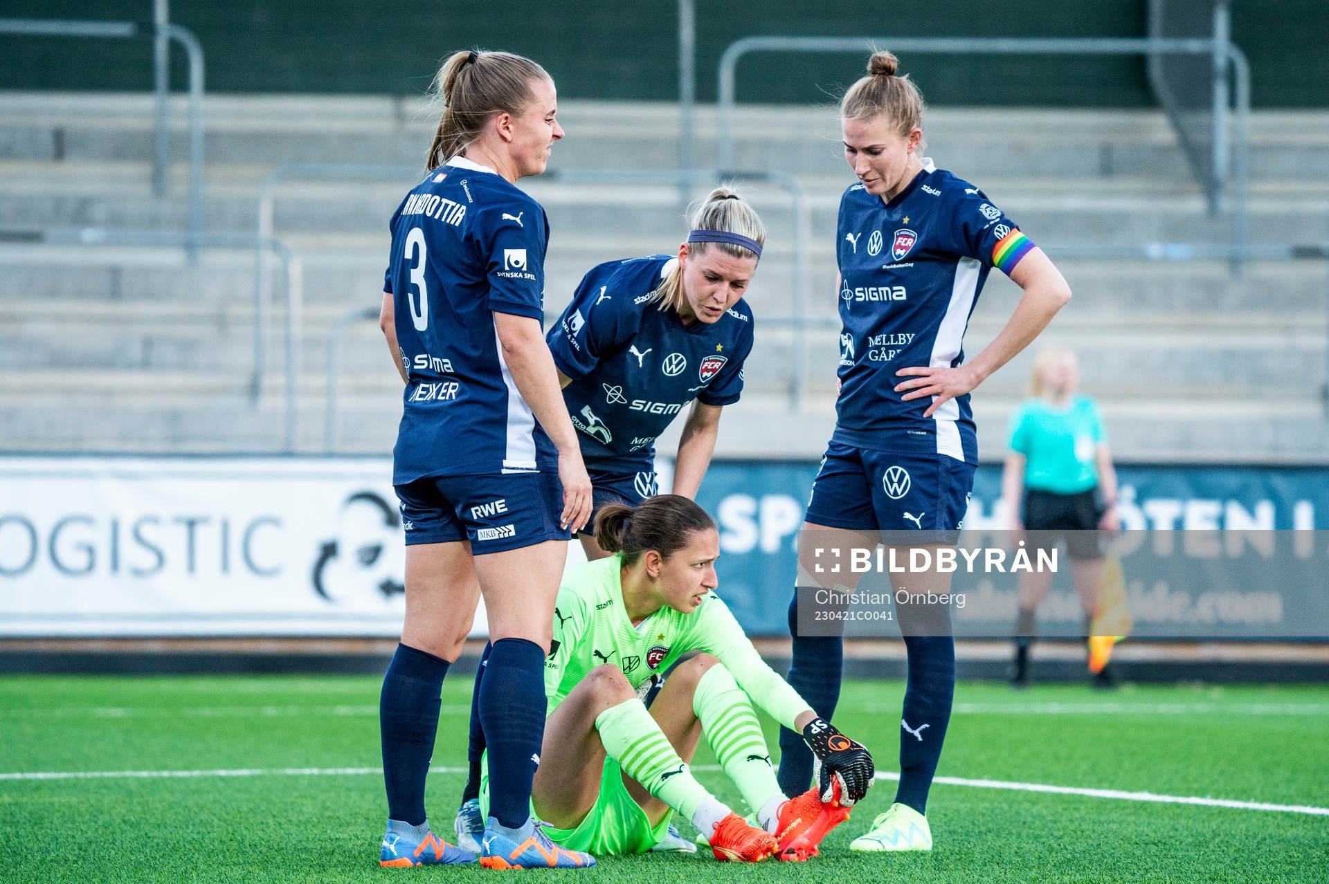 FC Rosengårds målvakt Somea Polozen grinar illa