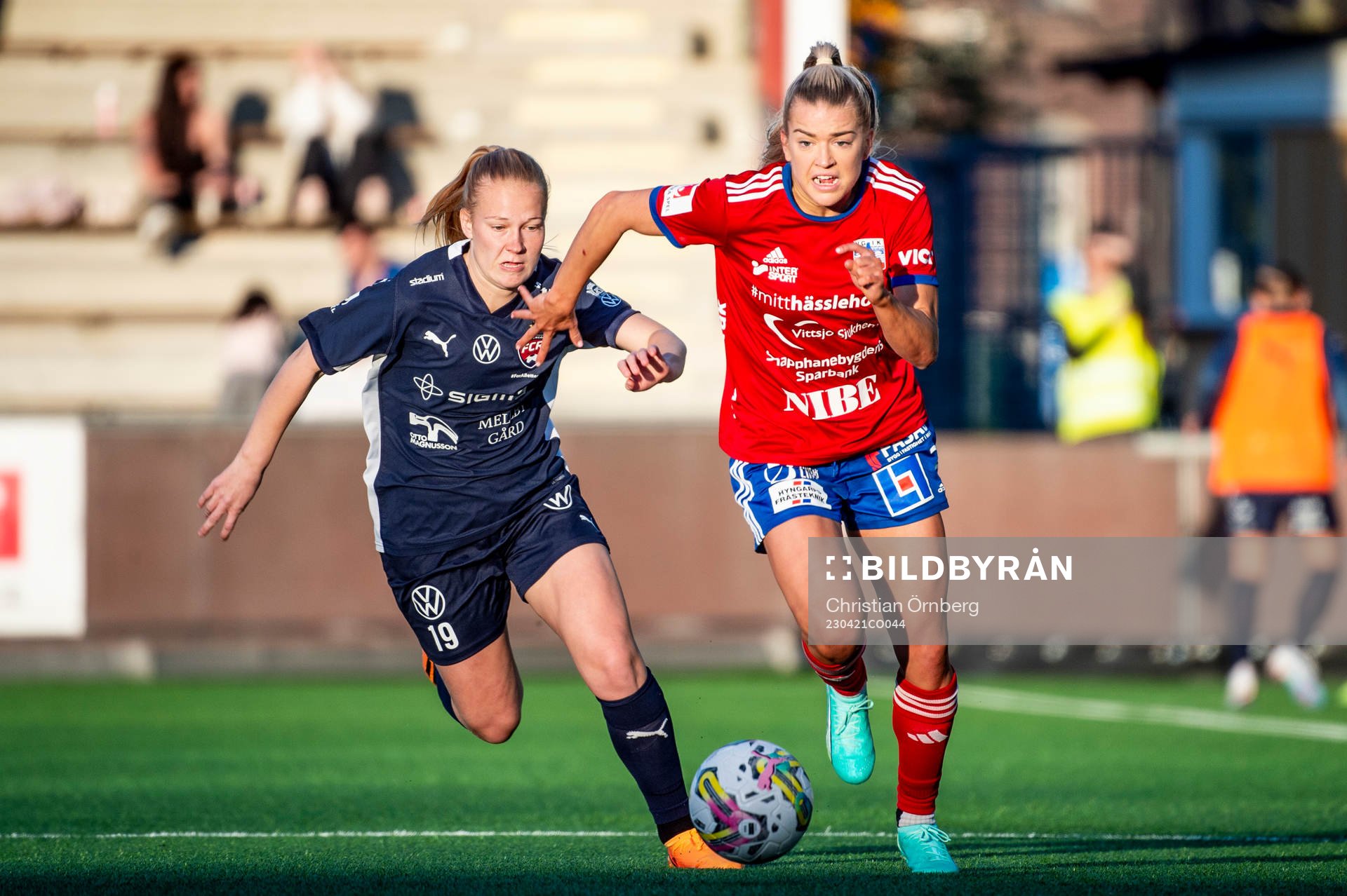 FC Rosengårds Sofie Bruun Bredgaard mot Vittsjös Charlotte Grant under fotbollsmatchen i Damallsvenskan mellan FC Rosengård och Vittsjö den 21 april 2023 i Malmö.