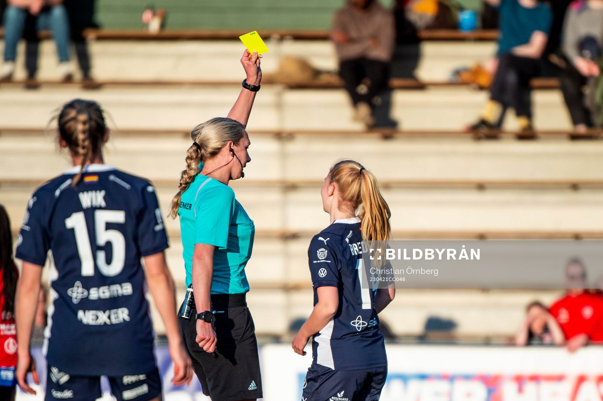 Domare Tess Olofsson ger FC Rosengårds Sofie Bruun