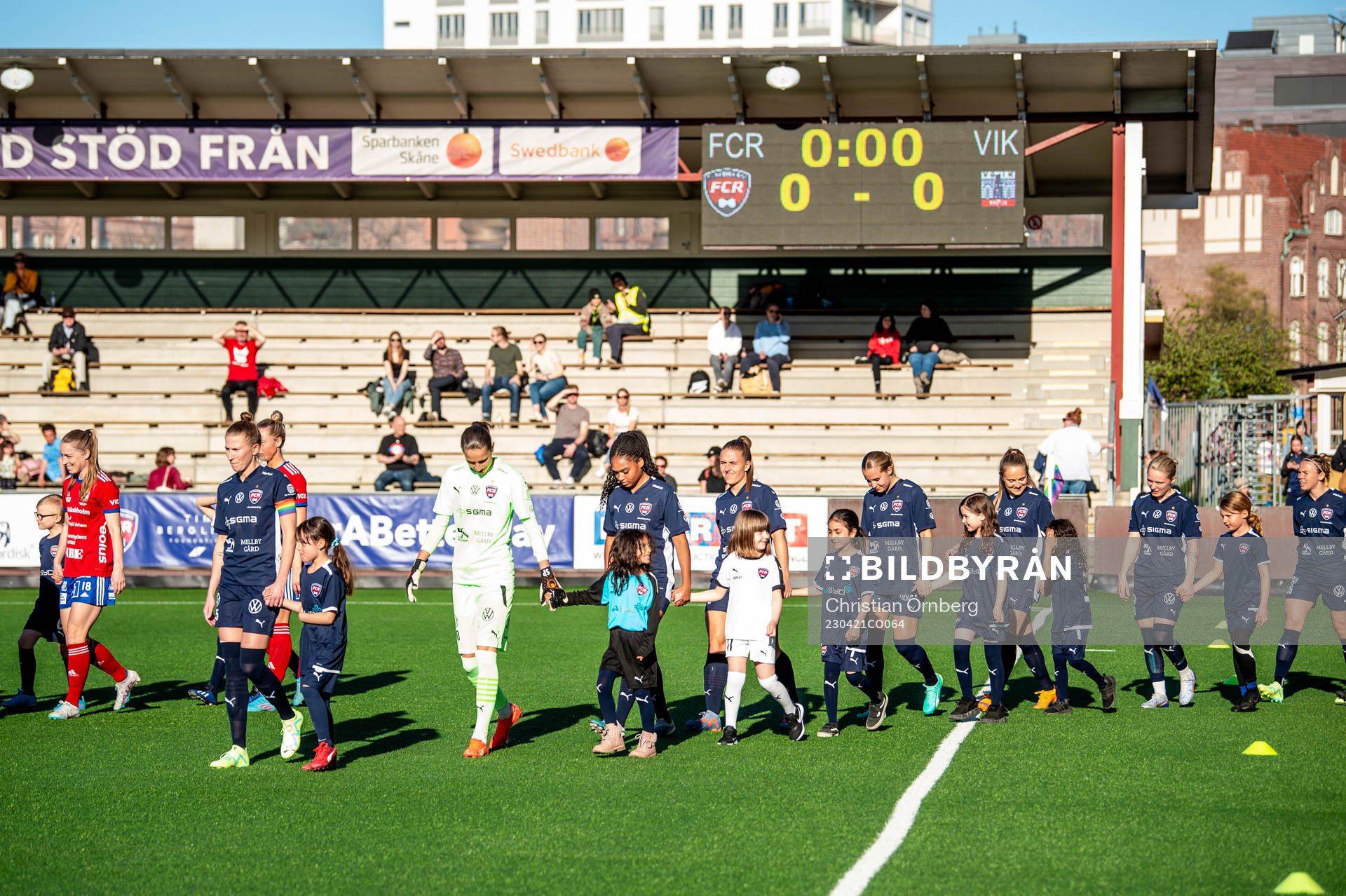 FC Rosengårds spelare kommer in på Malmö IP innan