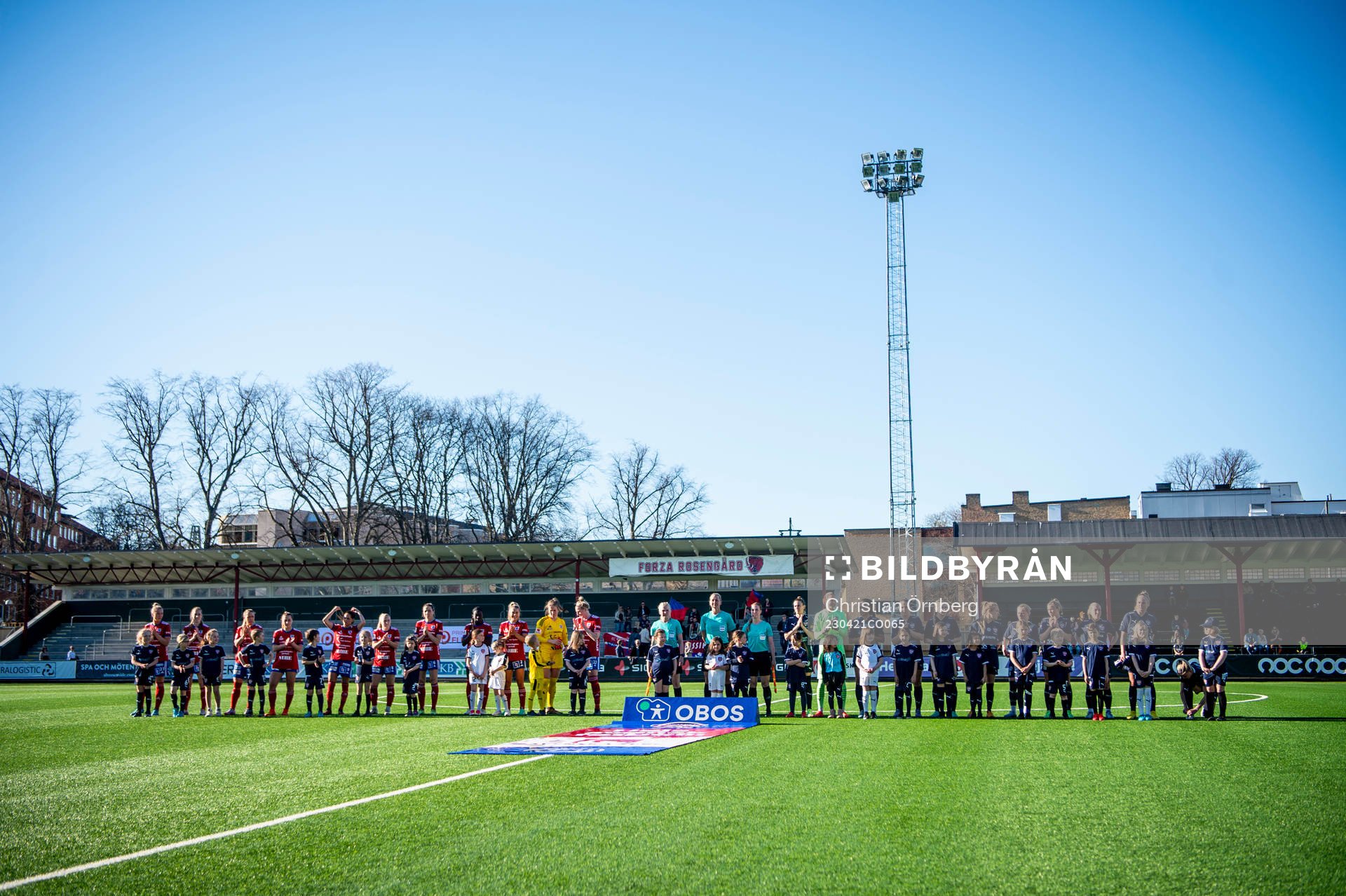FC Rosengårds spelare ställer upp på Malmö IP innan