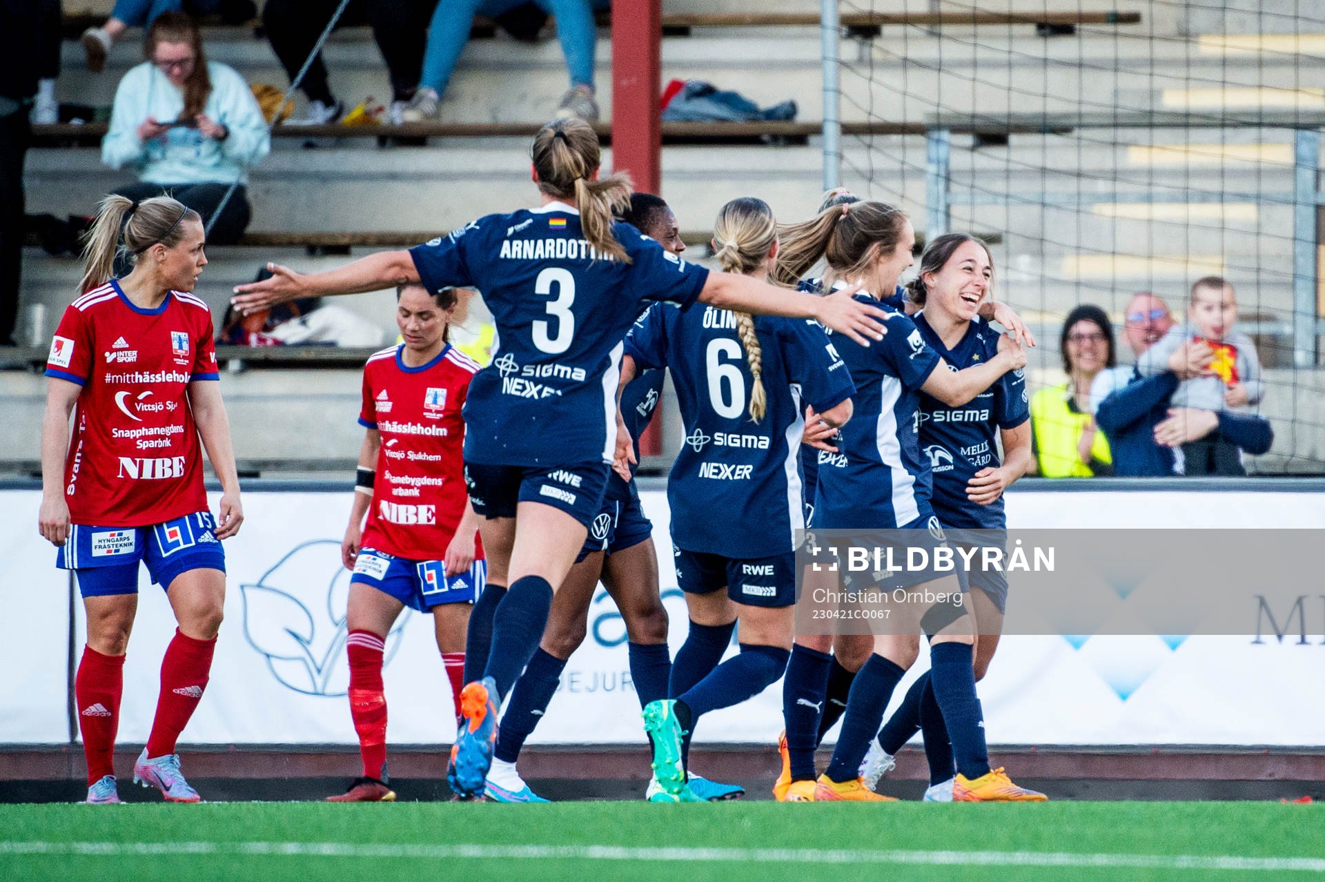 FC Rosengårds Gina Chmielinski jublar med lagkamraterna