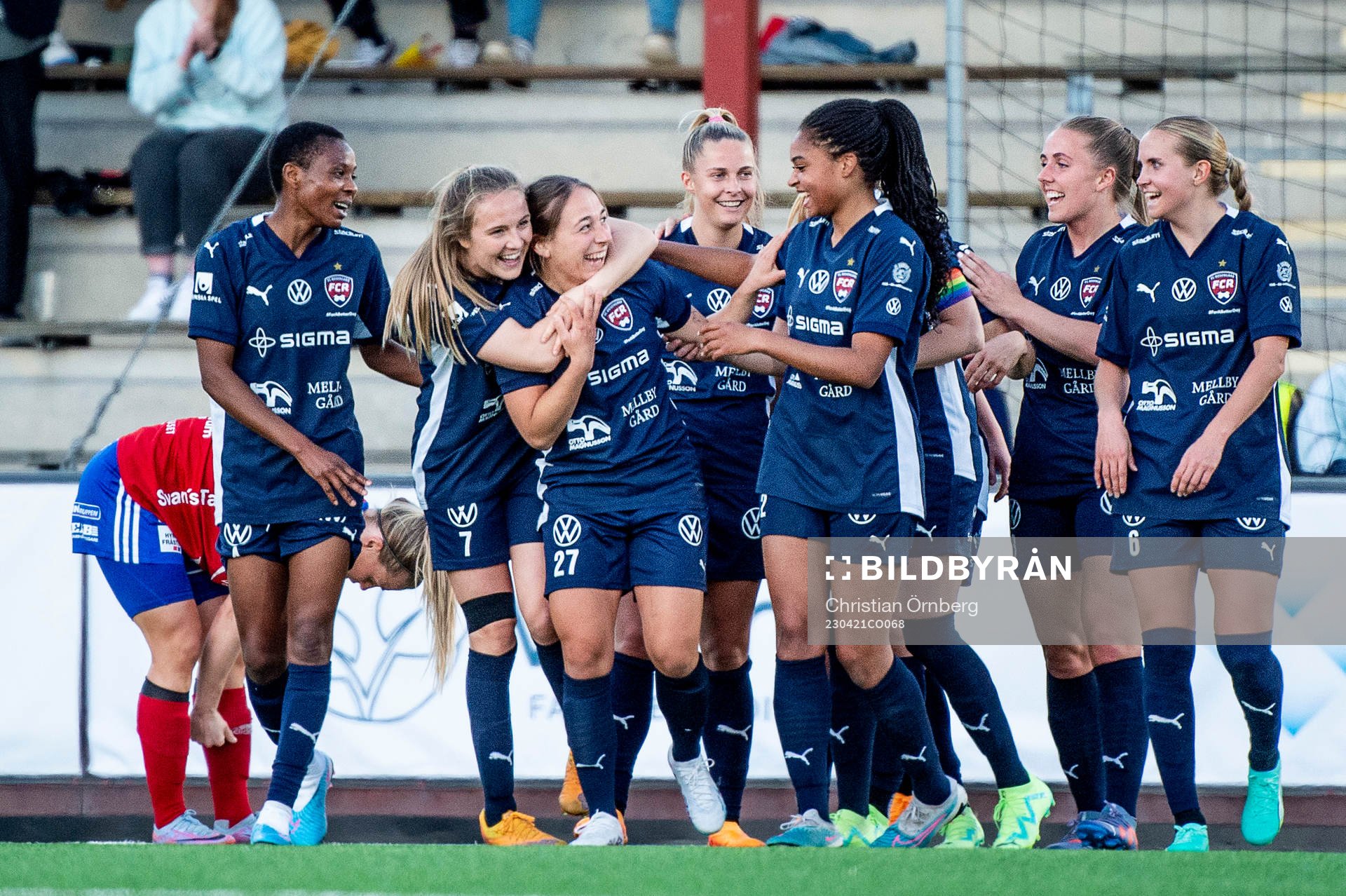 FC Rosengårds Gina Chmielinski jublar med lagkamraterna