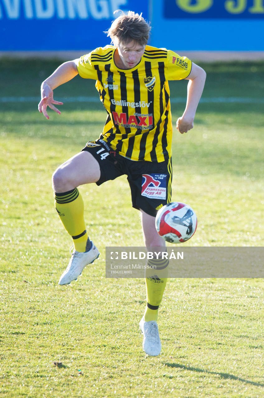IFK Hässleholms Hugo Arvidsson  i matchen i division 2
