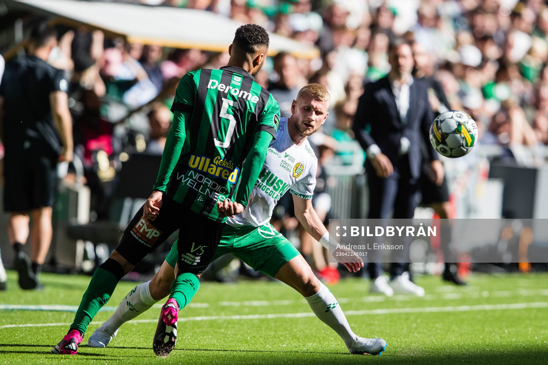 Varbergs Vinicius Nogueira de Oliveira i kamp om bollen med