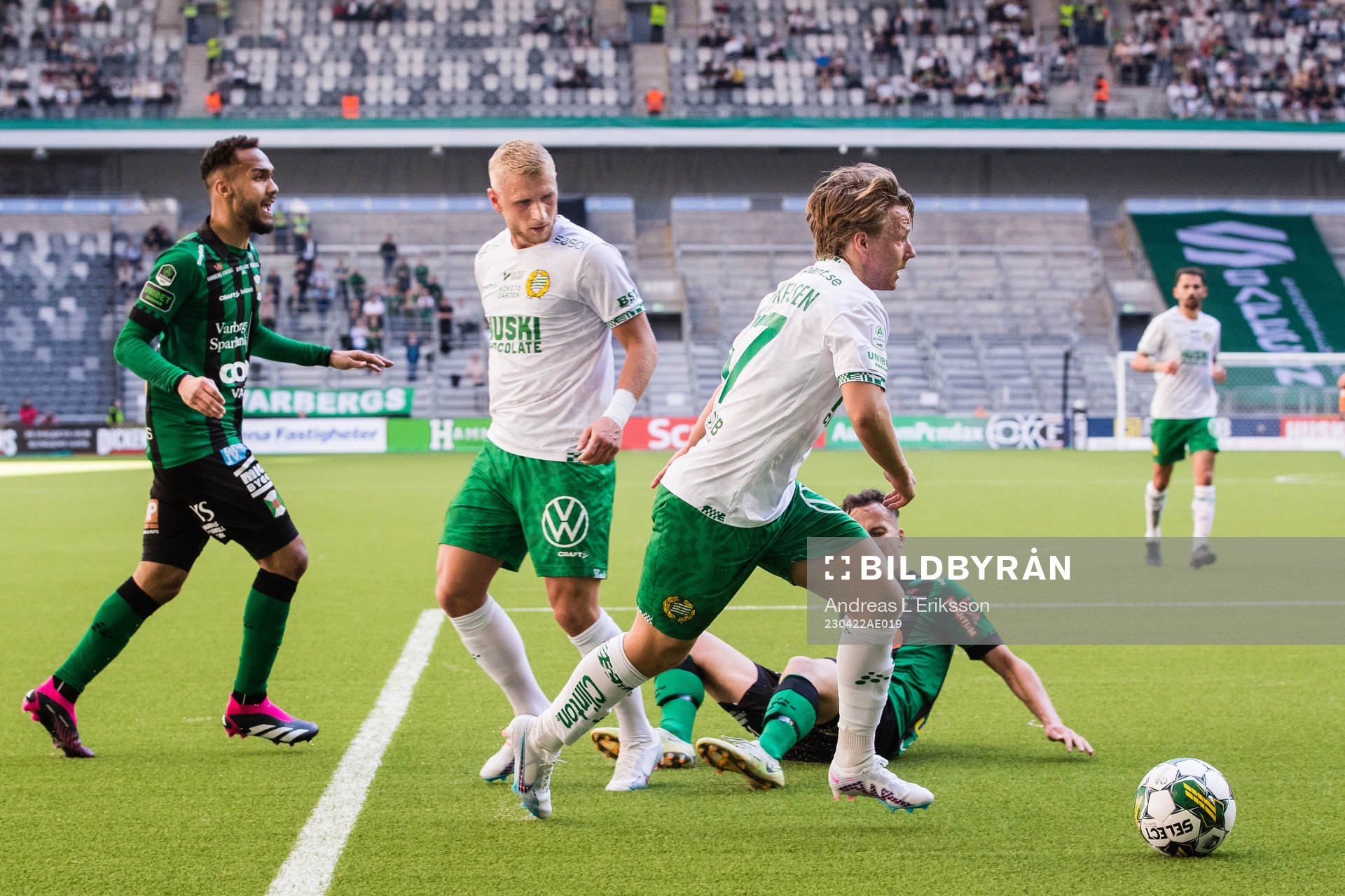 Hammarbys August Mikkelsen tar sig förbi Varbergs försvar