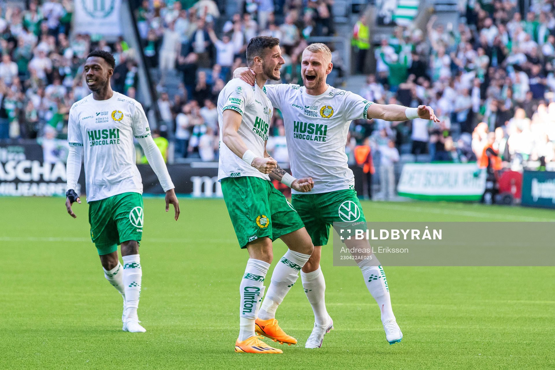 Hammarbys Viktor Djukanovic jublar med Simon Strand efter 2-0 under fotbollsmatchen i Allsvenskan mellan Hammarby och Varberg den 22 april 2023 i Stockholm.