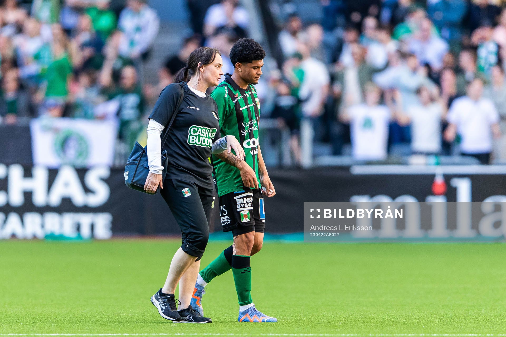 Varbergs Luke Le Roux lämnar plan skadad
