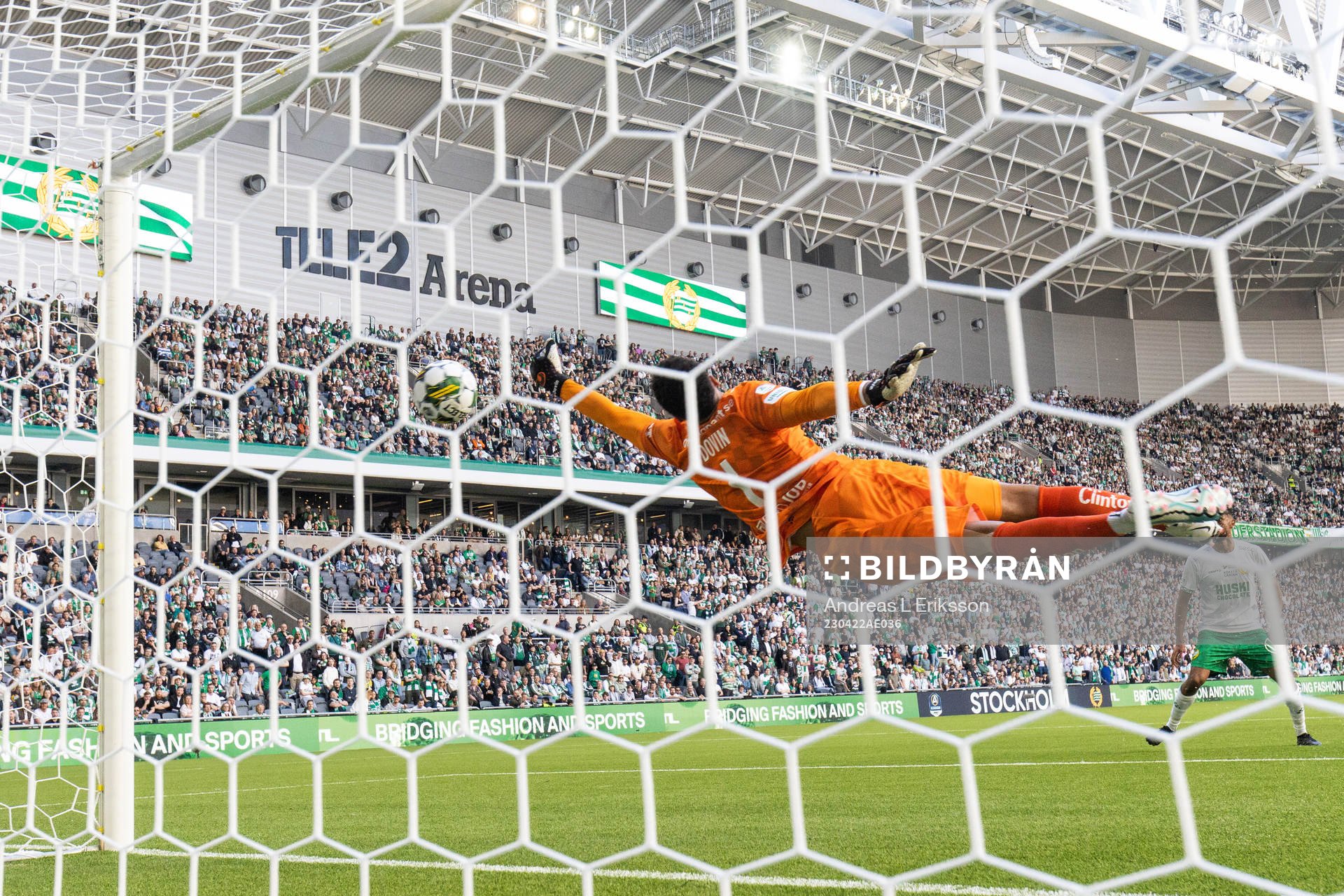 Hammarbys målvakt Oliver Dovin med en räddning