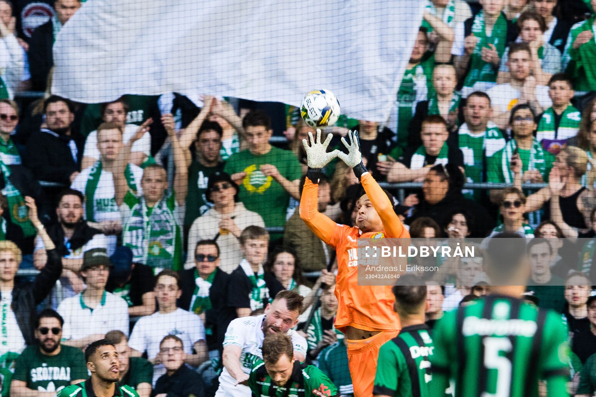 Hammarbys målvakt Oliver Dovin plockar ner bollen på en