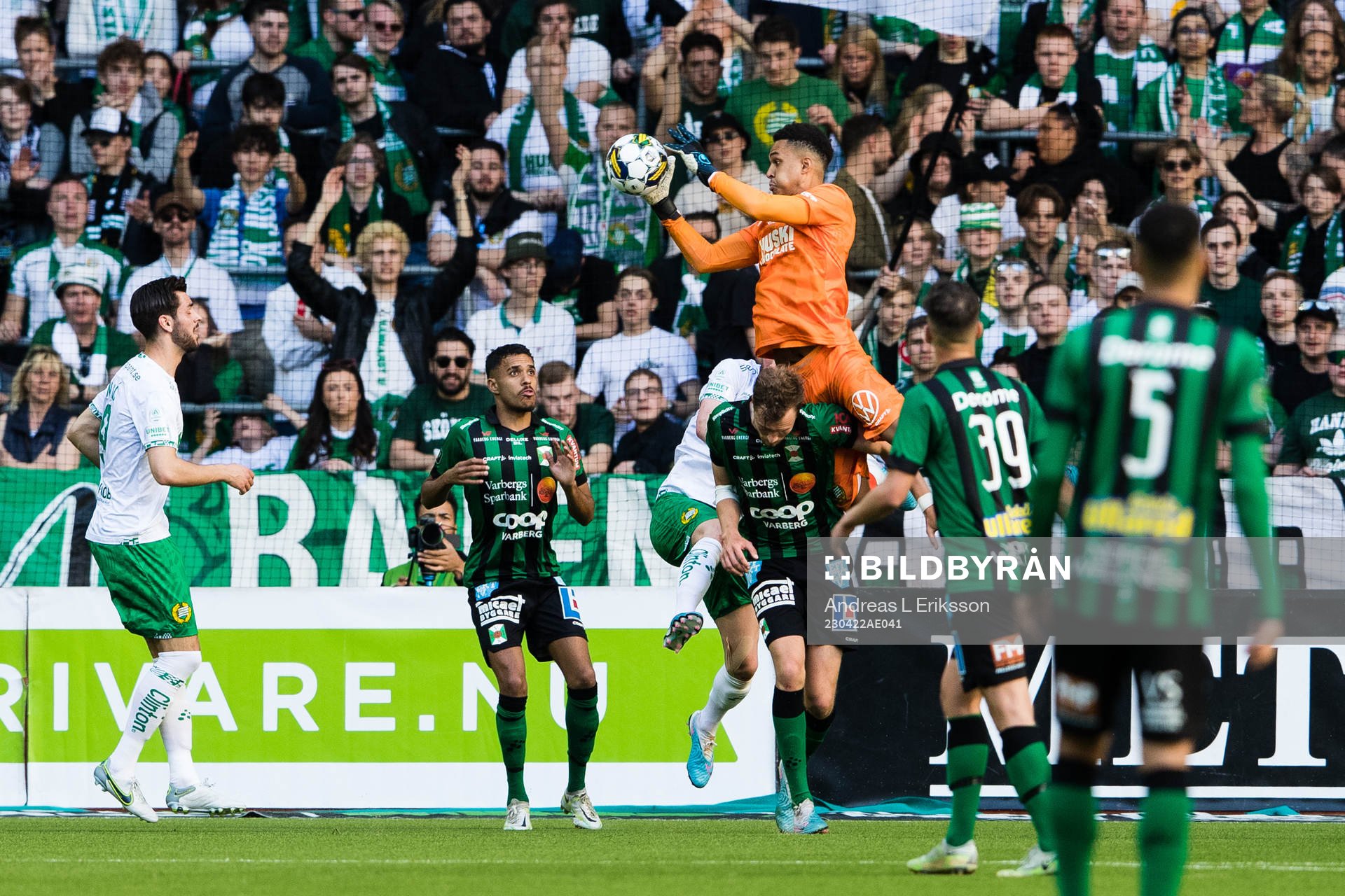 Hammarbys målvakt Oliver Dovin plockar ner bollen på en