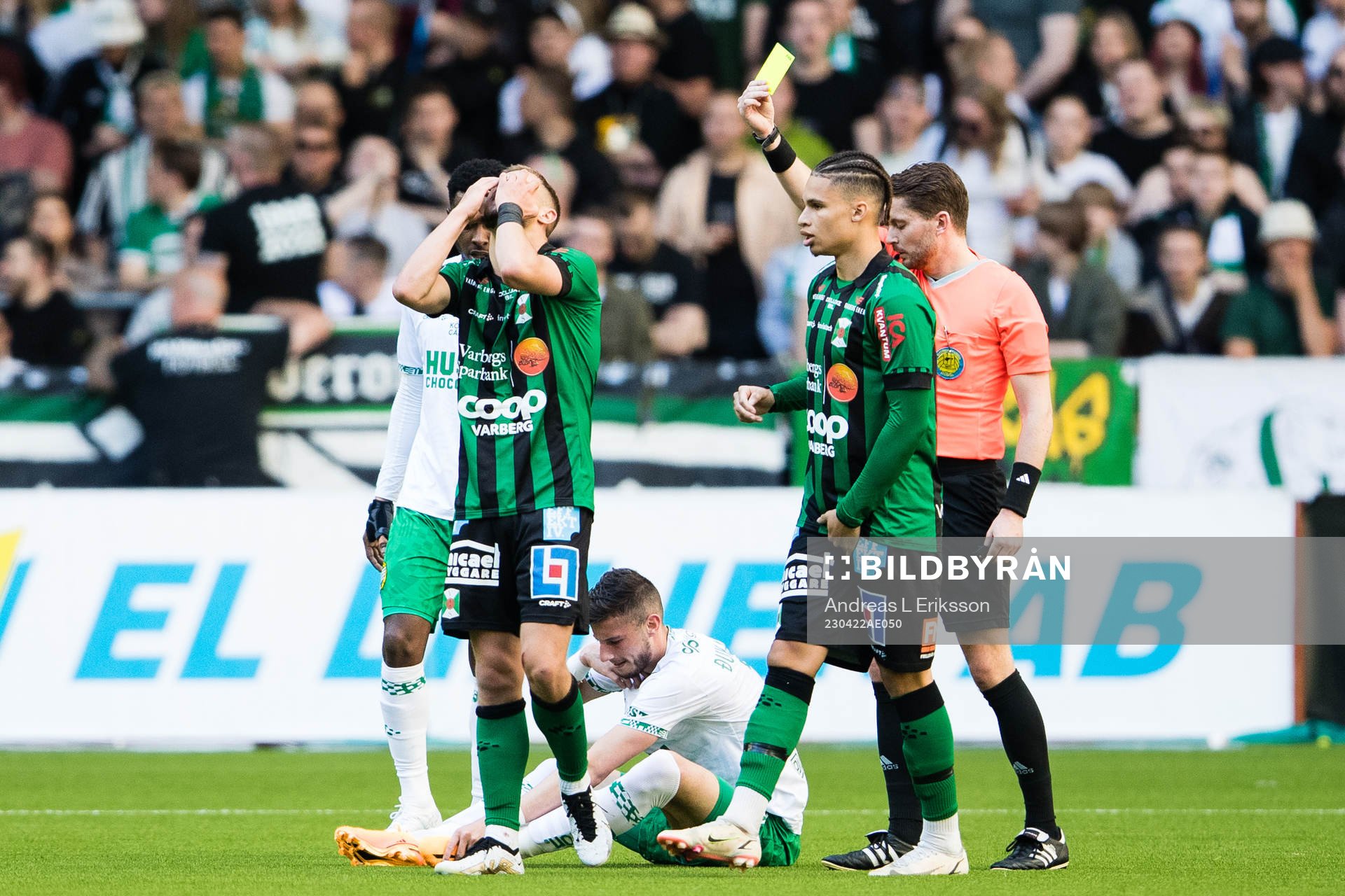 Varbergs Oliver Alfonsi får gult kort av domare Joakim