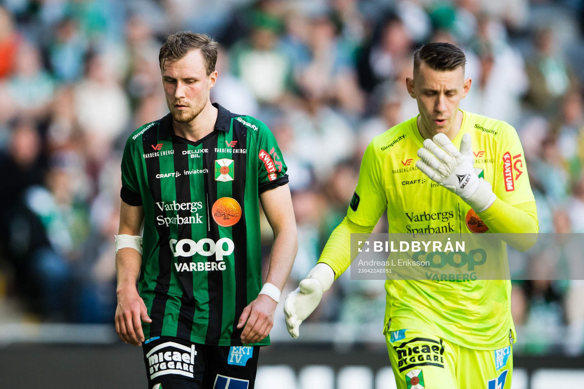 Varbergs Niklas Dahlström och målvakt David Olsson deppar