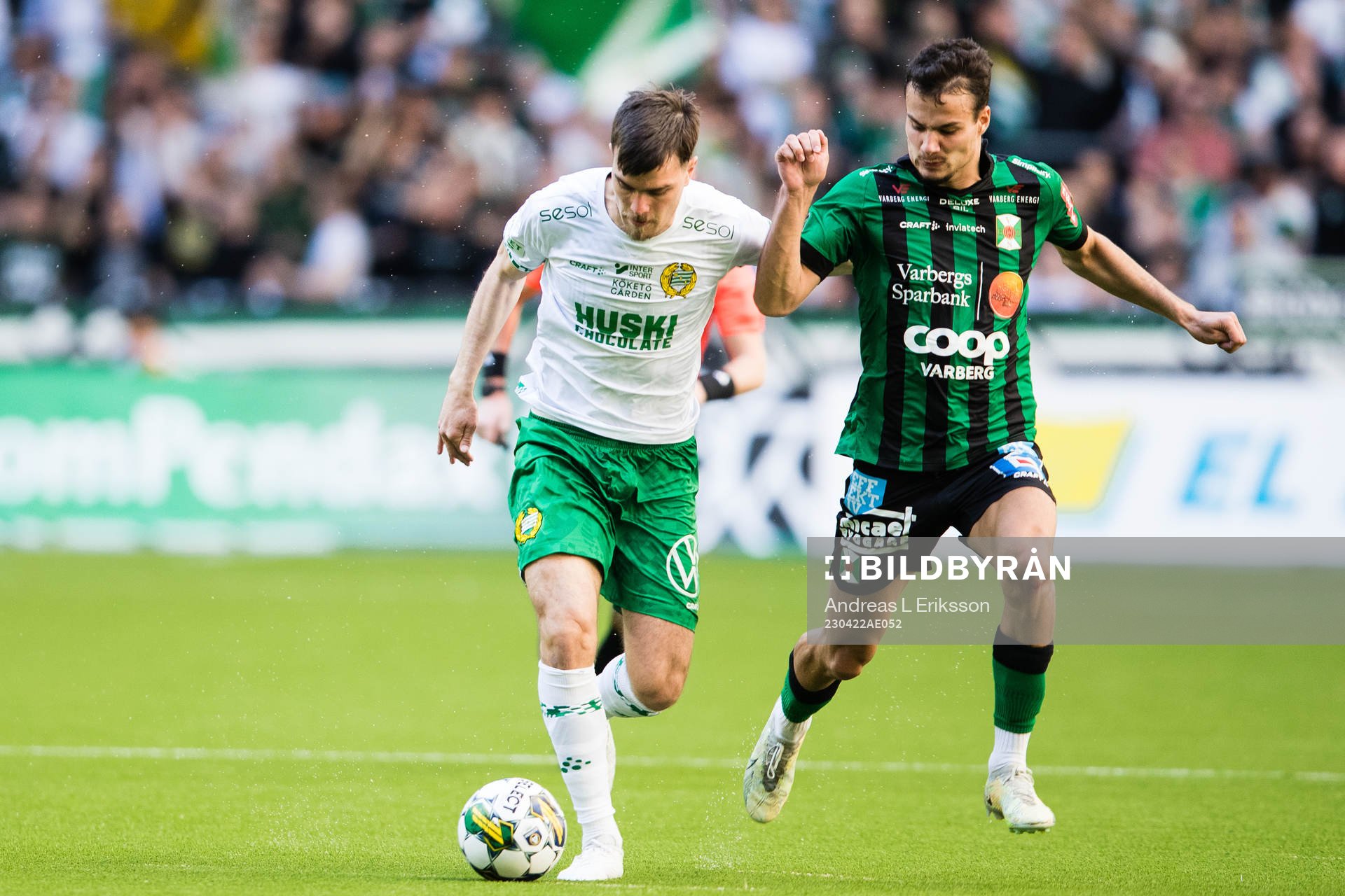 Hammarbys Pavle Vagic ich Varbergs Assad Al Hamlawi under fotbollsmatchen i Allsvenskan mellan Hammarby och Varberg den 22 april 2023 i Stockholm.