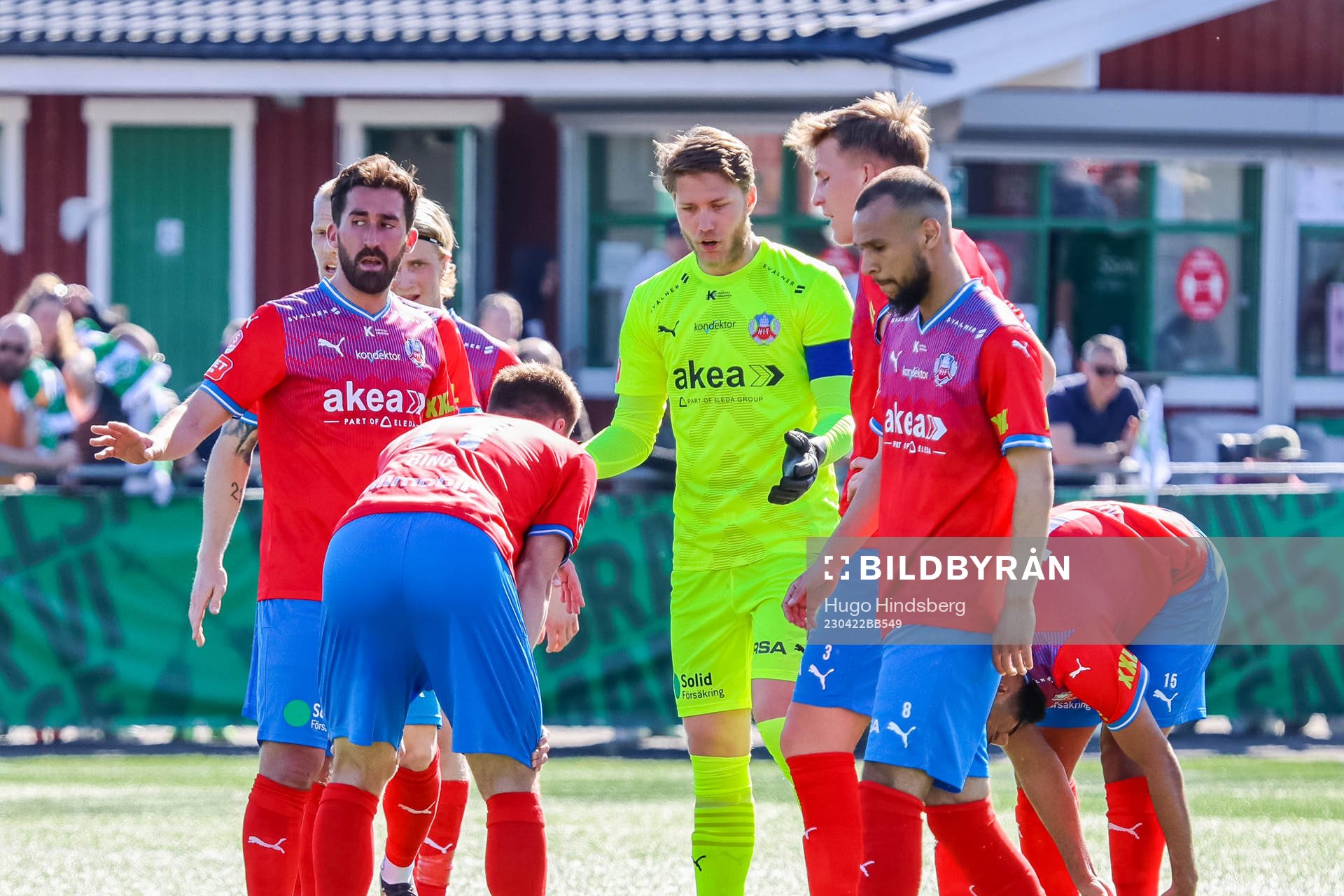 Helsingborgs Frederik Holst, målvakt Kalle Joelsson,