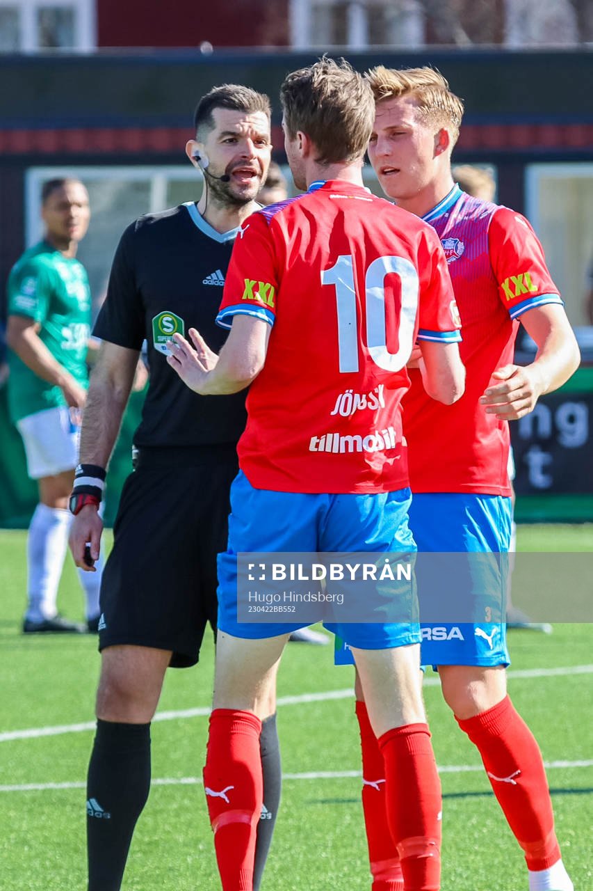 Domare Enzo Vesprini i diskussion med Rasmus Jönsson och