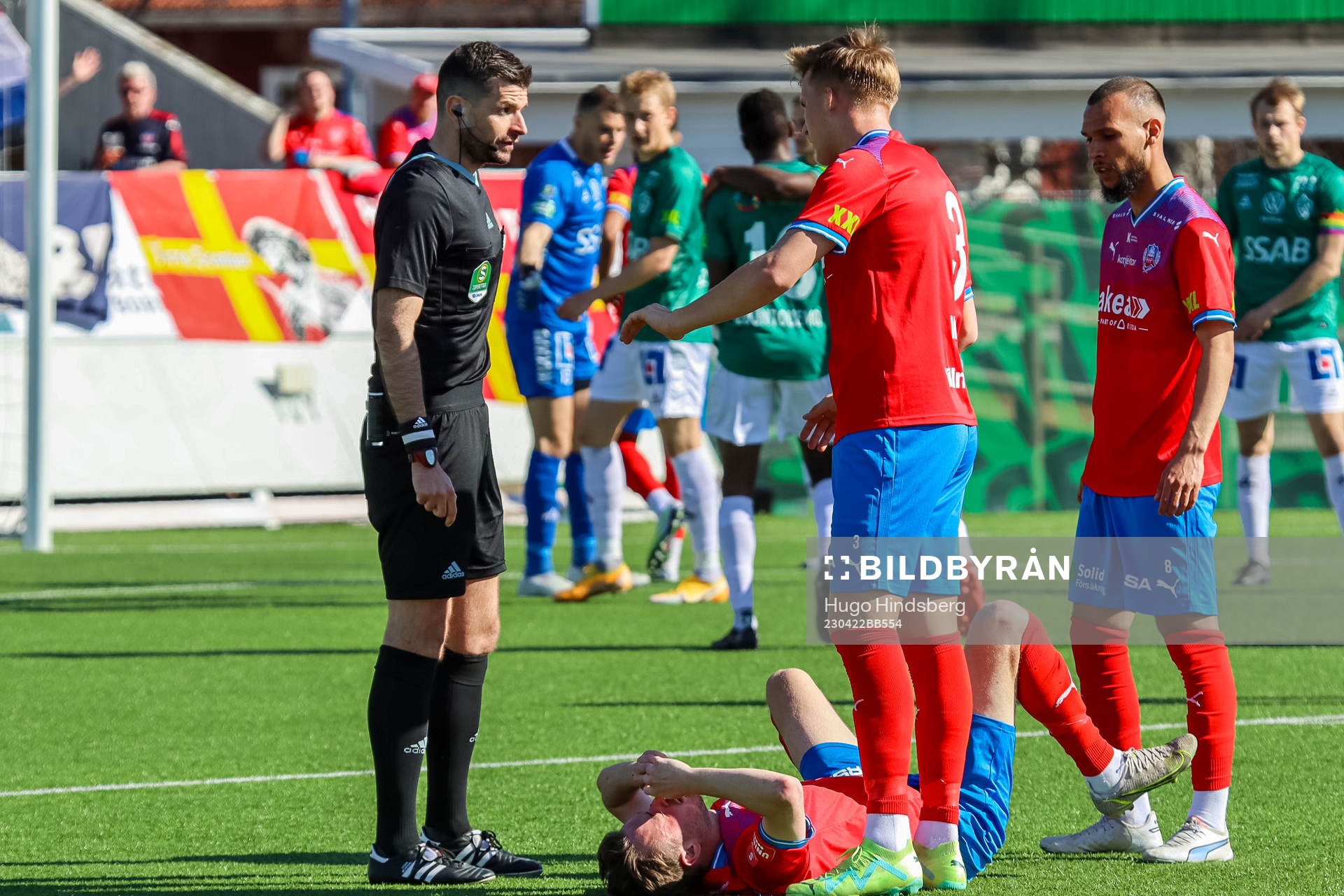 Domare Enzo Vesprini i diskussion med Casper Widell och