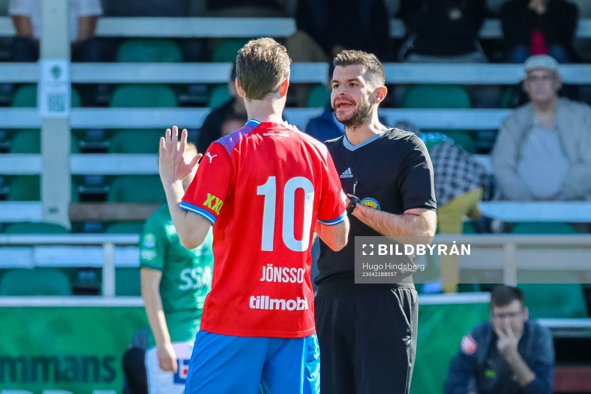 Helsingborgs Rasmus Jönsson i diskussion med domare Enzo