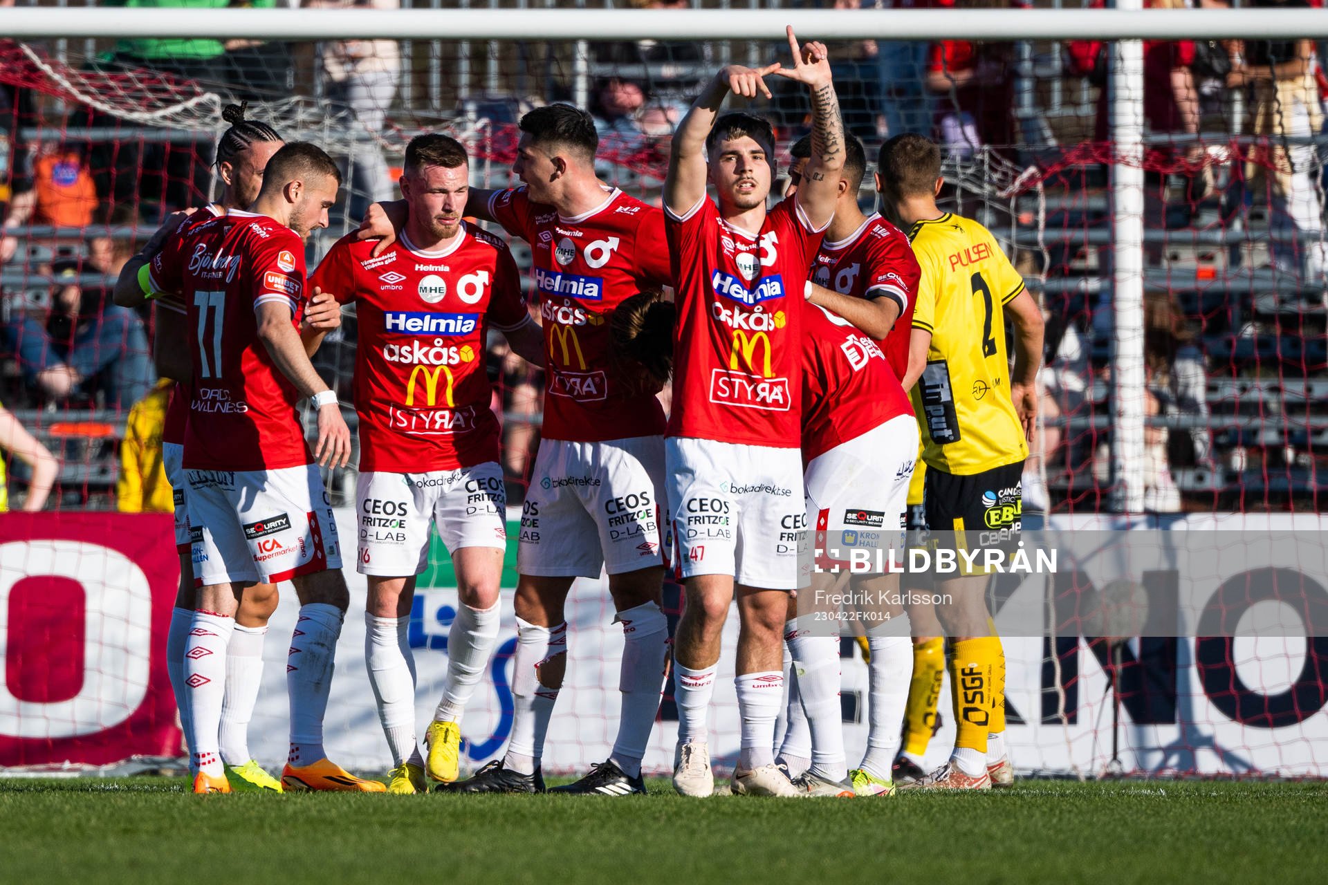 Degerfors Damjan Pavlovic jublar med lagkamrater