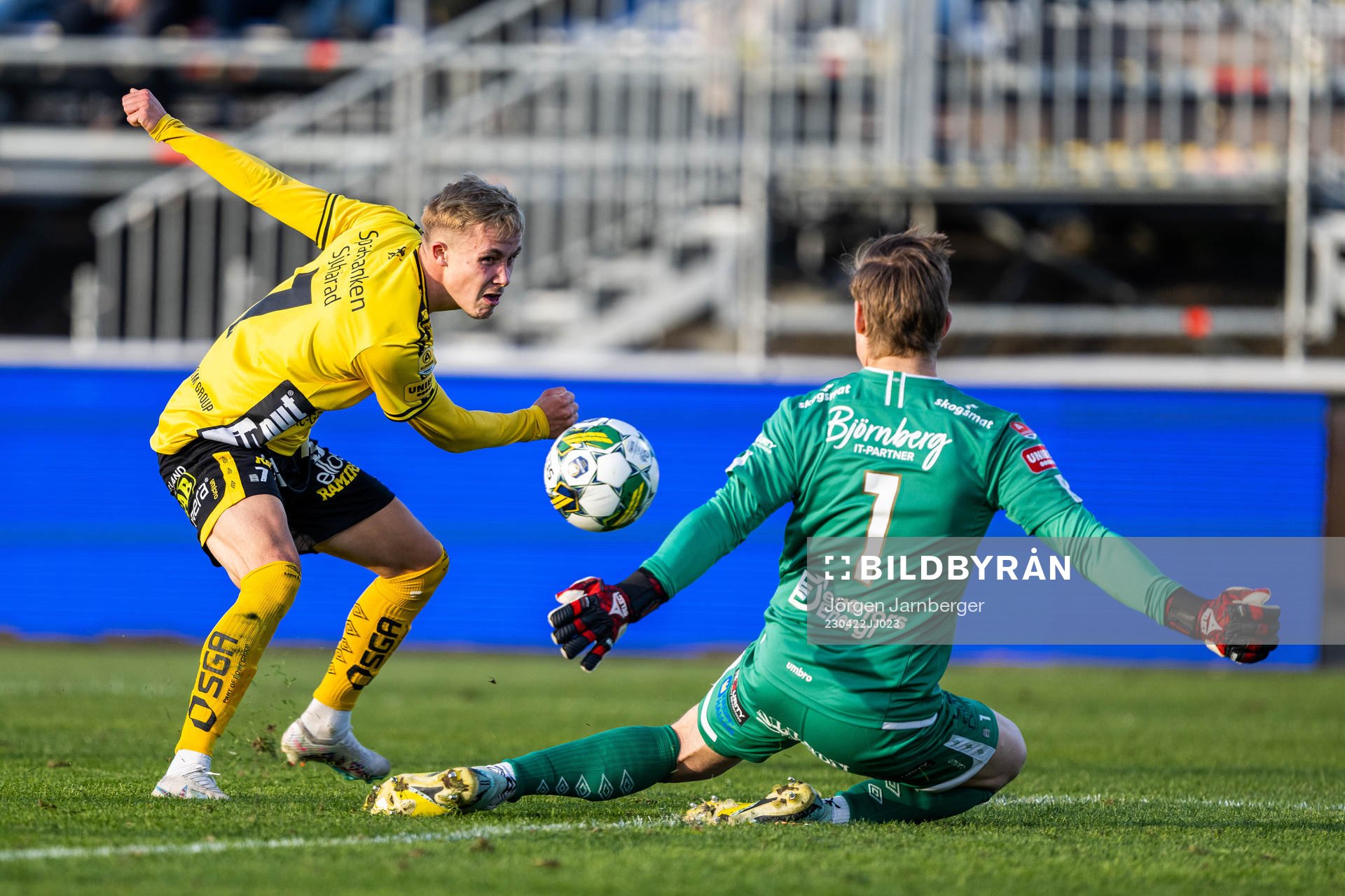 Elfsborgs Jacob Ondrejka och Degerfors målvakt Sondre