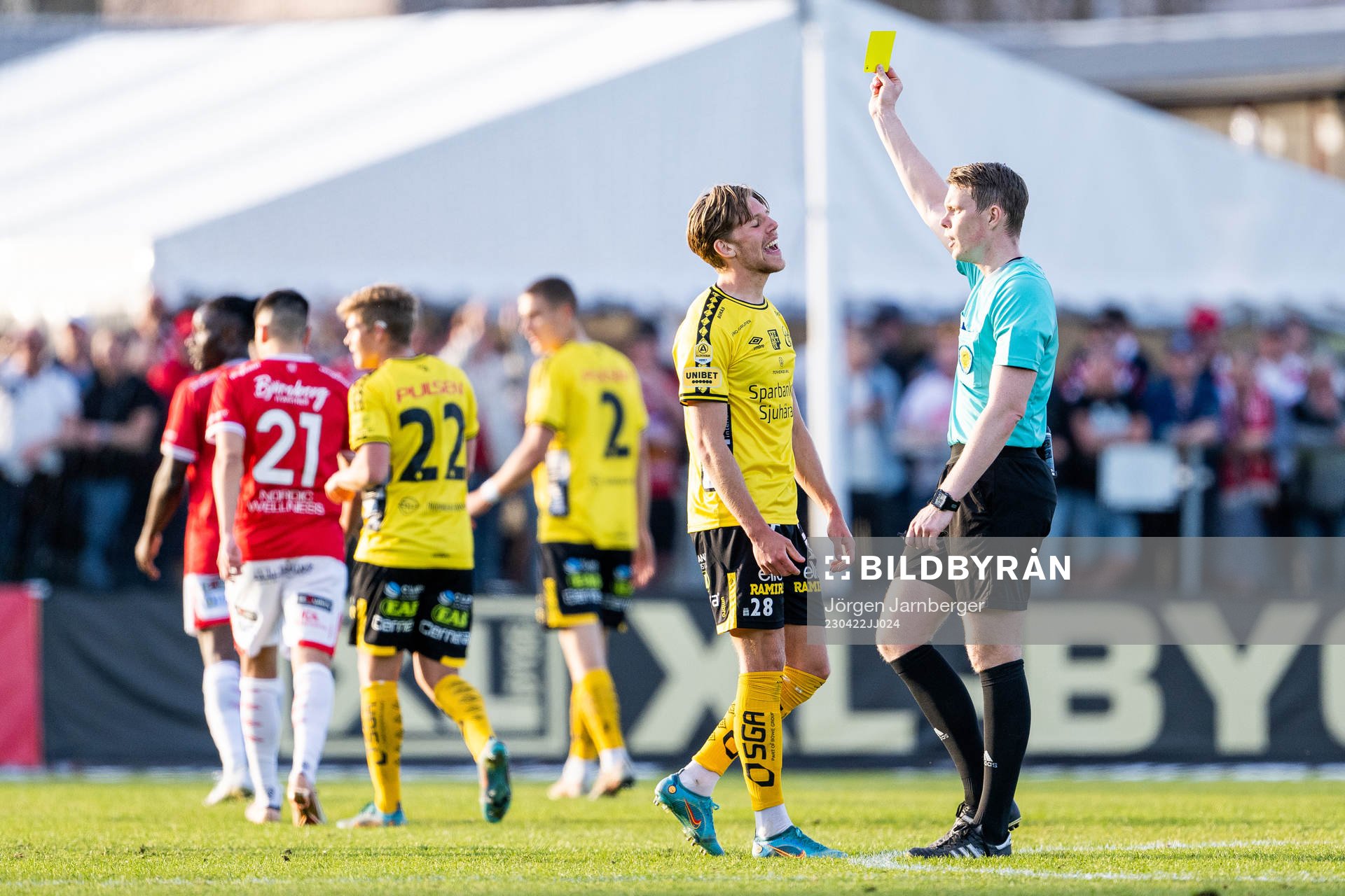 Elfsborgs Noah Söderberg varnas av domare Oscar Johnson