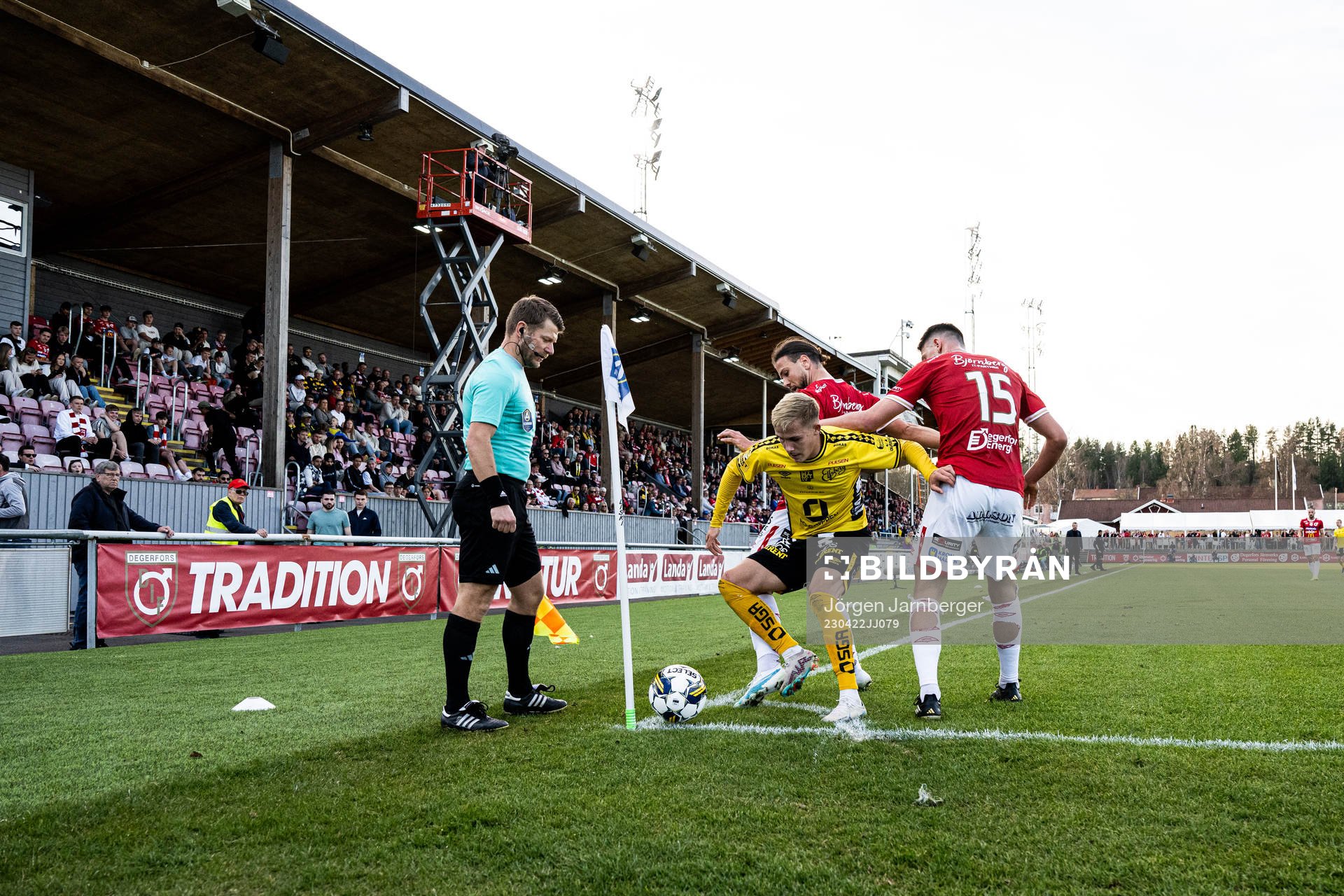 Elfsborgs Jacob Ondrejka i kamp med Degerfors Abdelkarim Mammar Chaouche och Seid Korac under fotbollsmatchen i Allsvenskan mellan Degerfors och Elfsborg den 22 april 2023 i Degerfors.