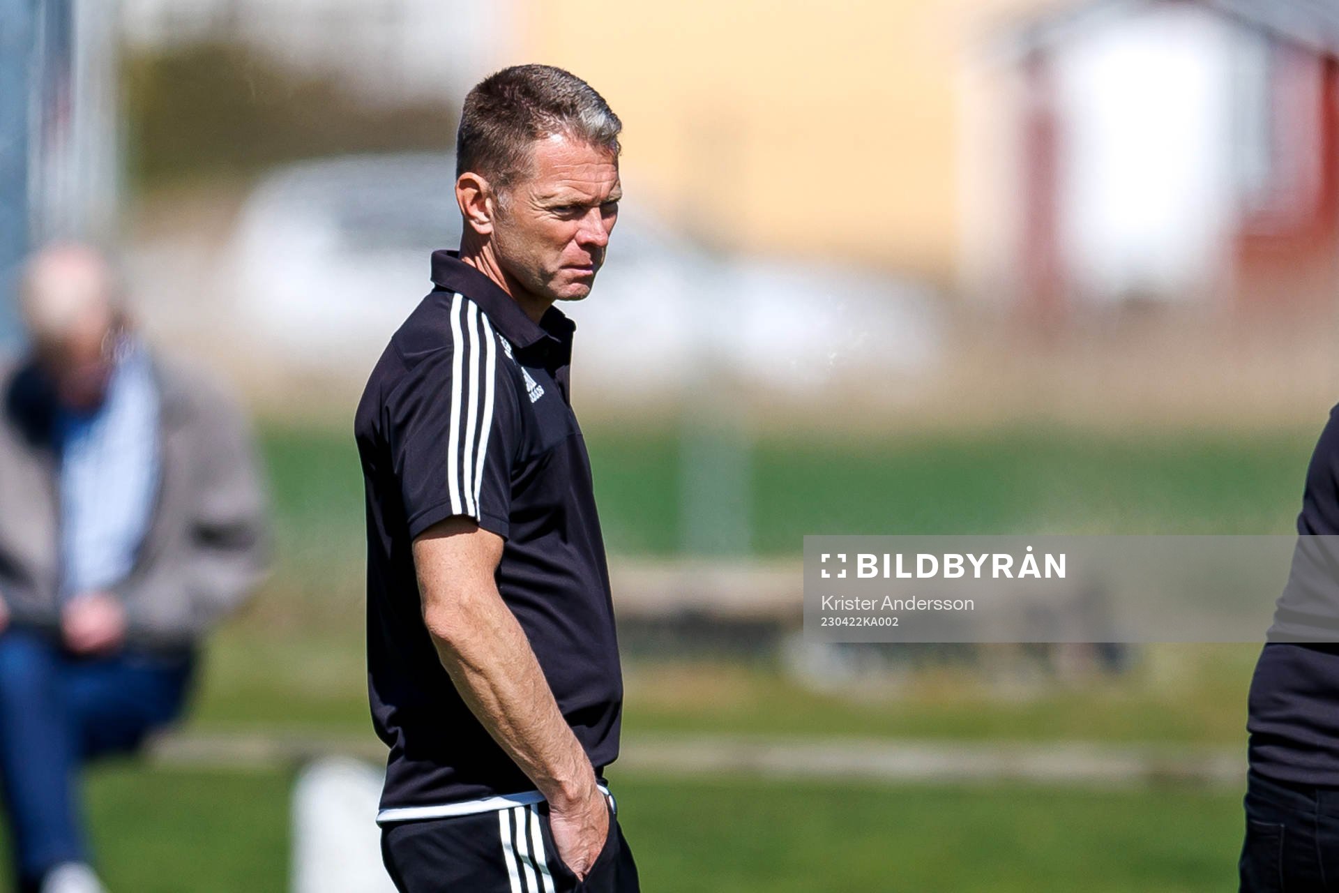 Ullareds tränare Fredrik Lökkeberg inför fotbollsmatchen i division 3 sydvästra götaland mellan Vinberg och Ullared den 22 april 2023 i Falkenberg.