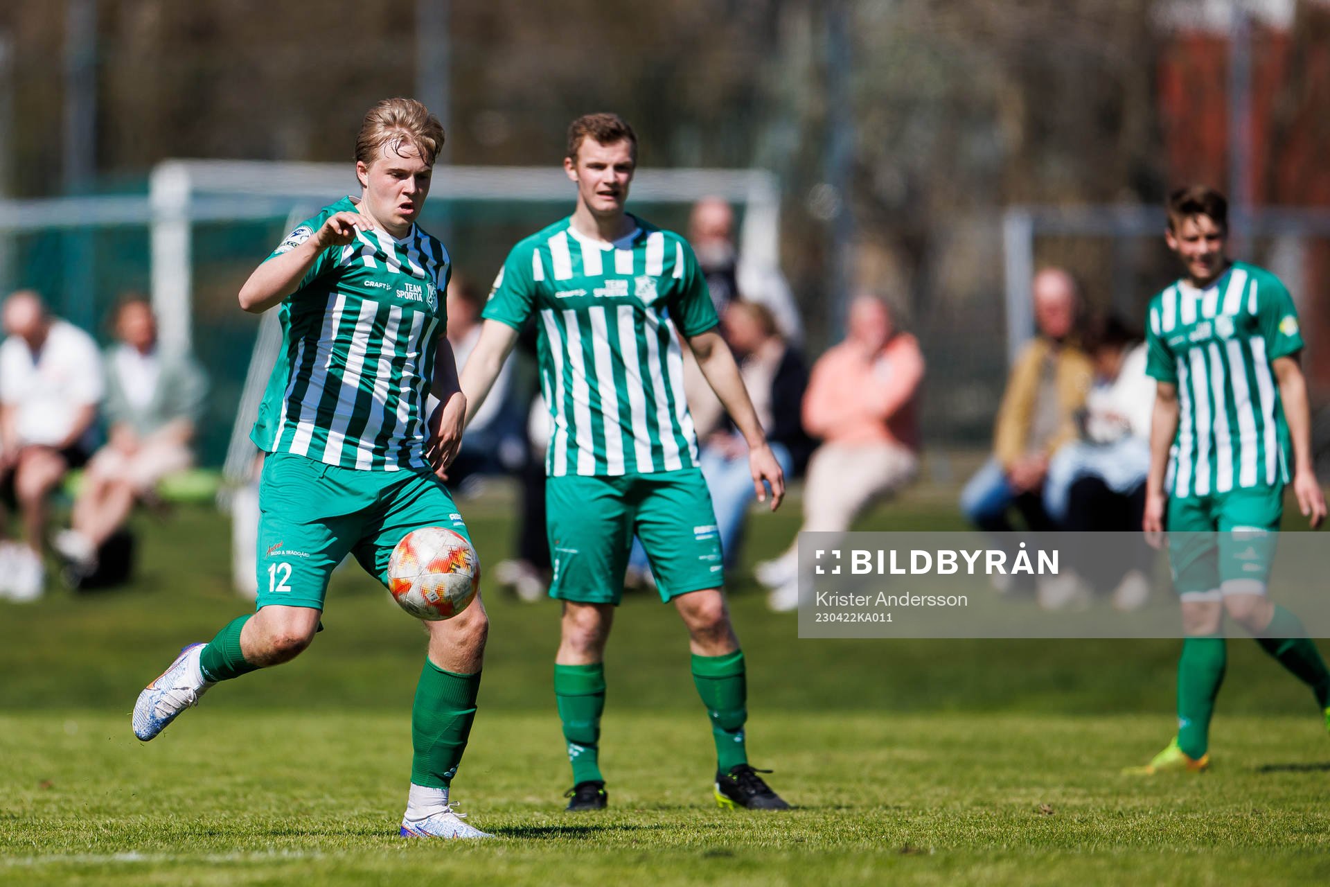 Vinbergs Lukas Svensson under fotbollsmatchen i division 3 sydvästra götaland mellan Vinberg och Ullared den 22 april 2023 i Falkenberg.