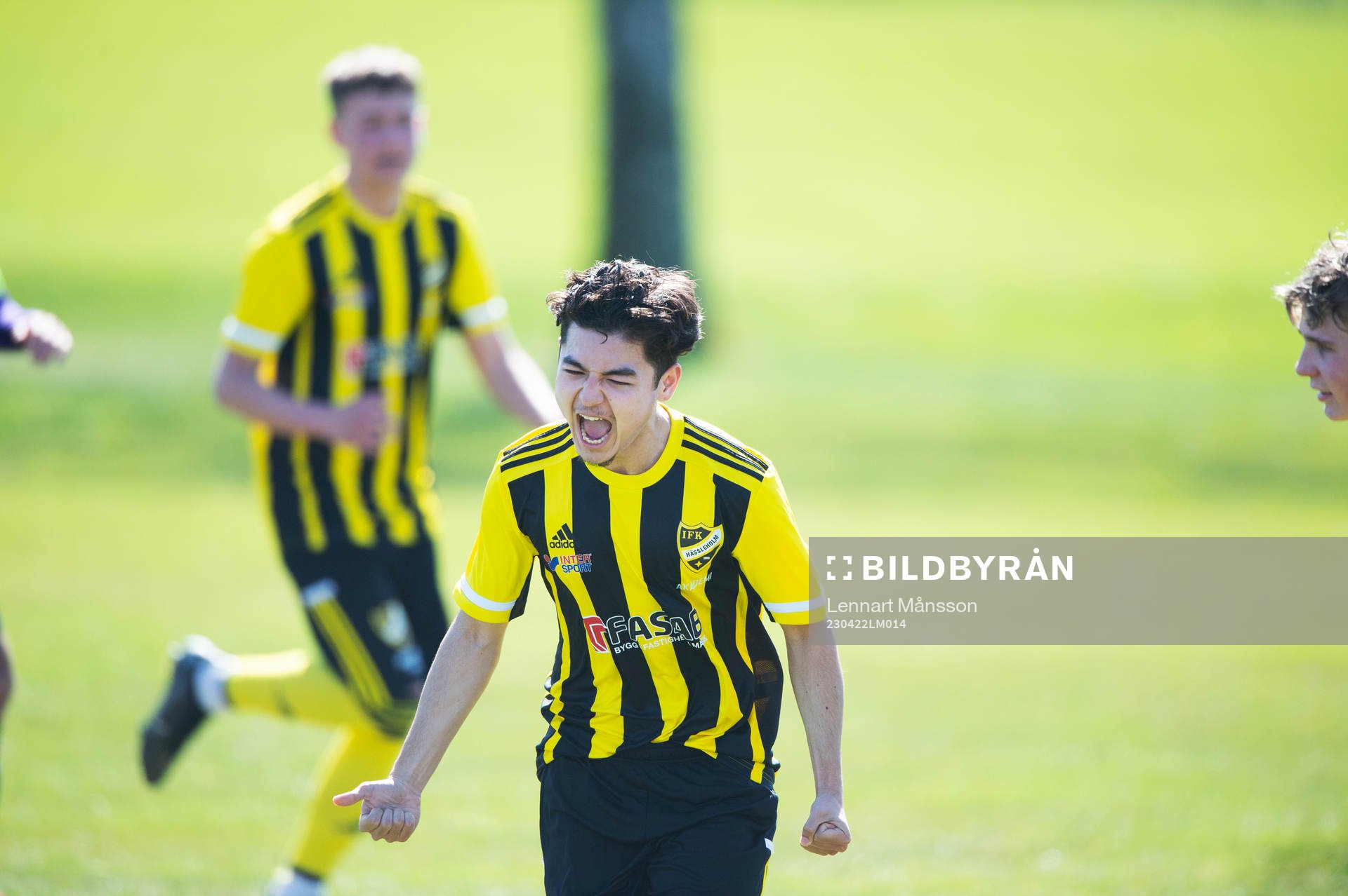 IFK Hässleholms Alireza Nasari jublar efter att ha gjort 1-0 i matchen i U17 mellan IFK Hässleholm och FC Rosengård i Hässleholm 22 april 2023.