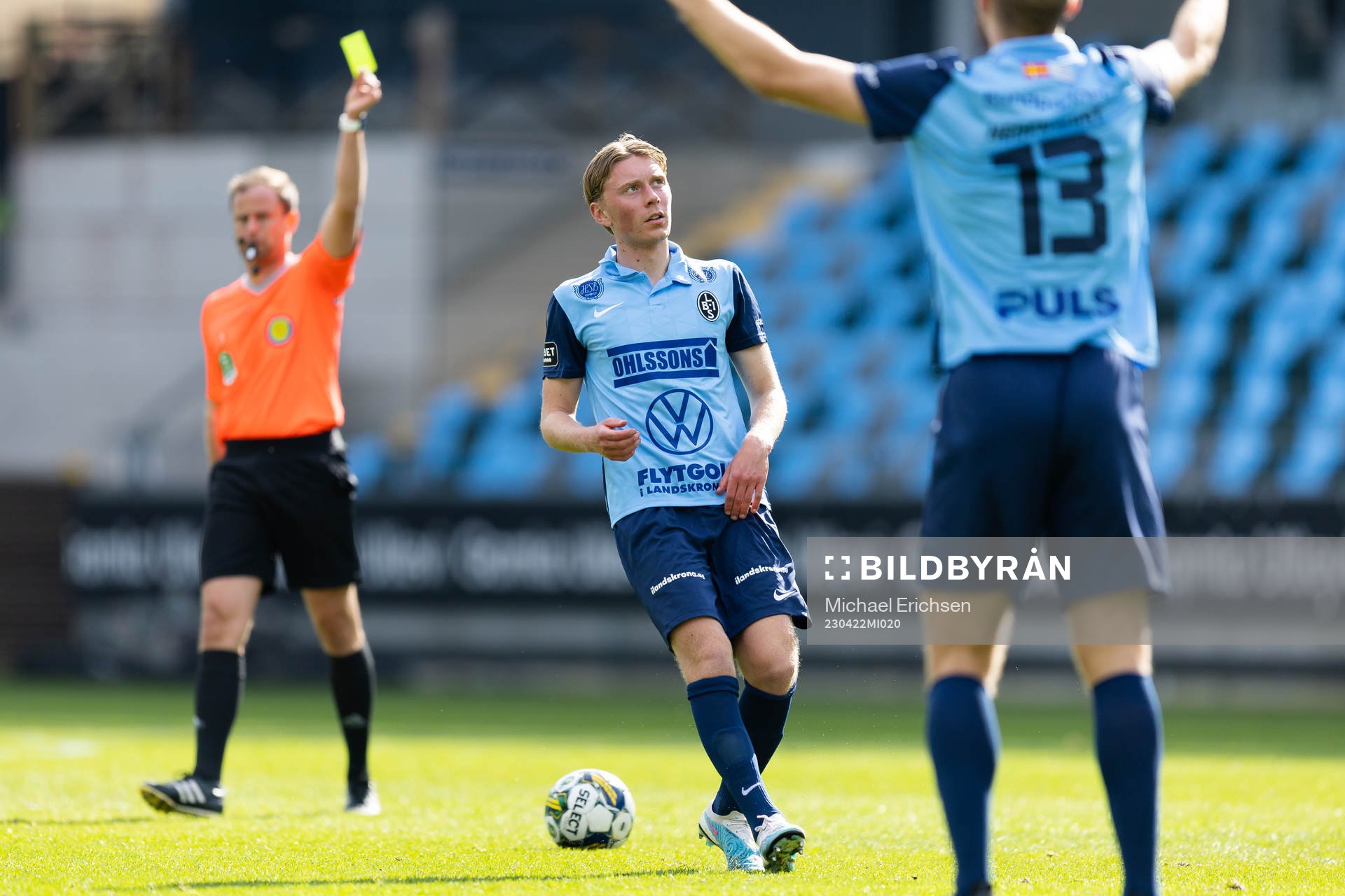 Domare Richard Sundell delar ut ett gult kort till