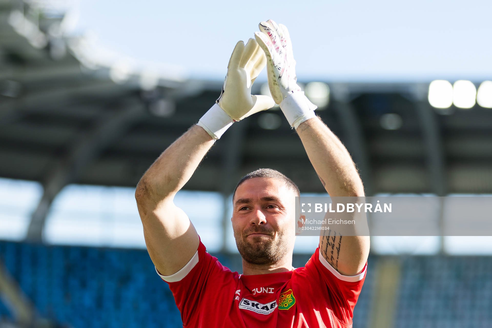 GAIS målvakt Mergim Krasniqi jublar och tackar klacken