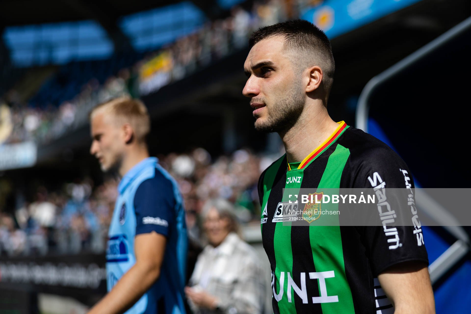 GAIS Egzon Binaku på väg in för line up innan