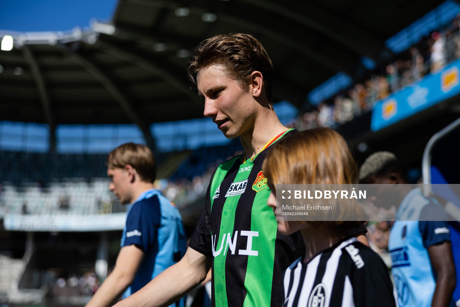 GAIS Robin Frej på väg in för line up innan