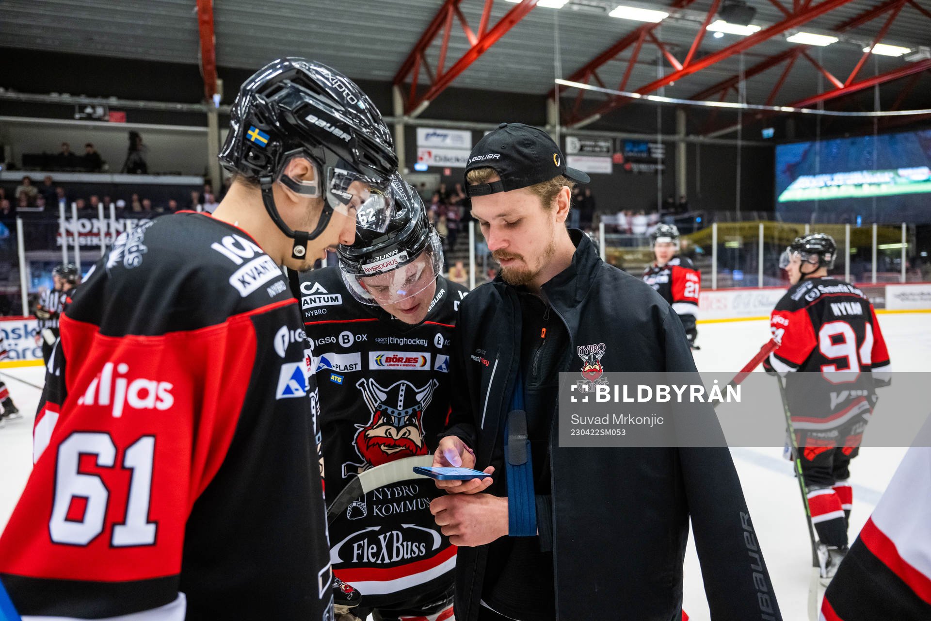 Nybros Oskar Matushkin och Carl-Henrik Edwardsson kollar i