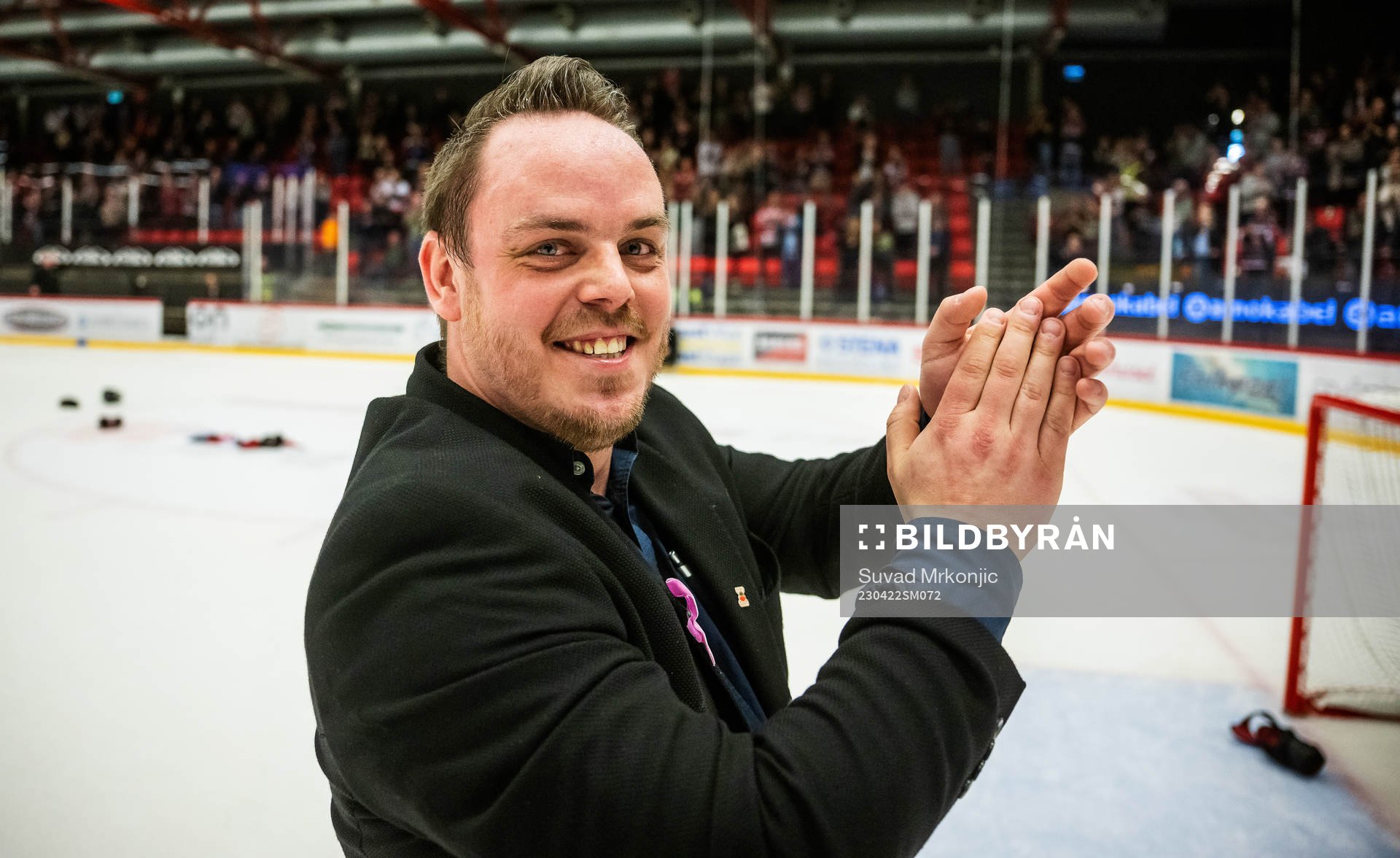 Nybros klubbdirektör Kim Ahlqvist jublar