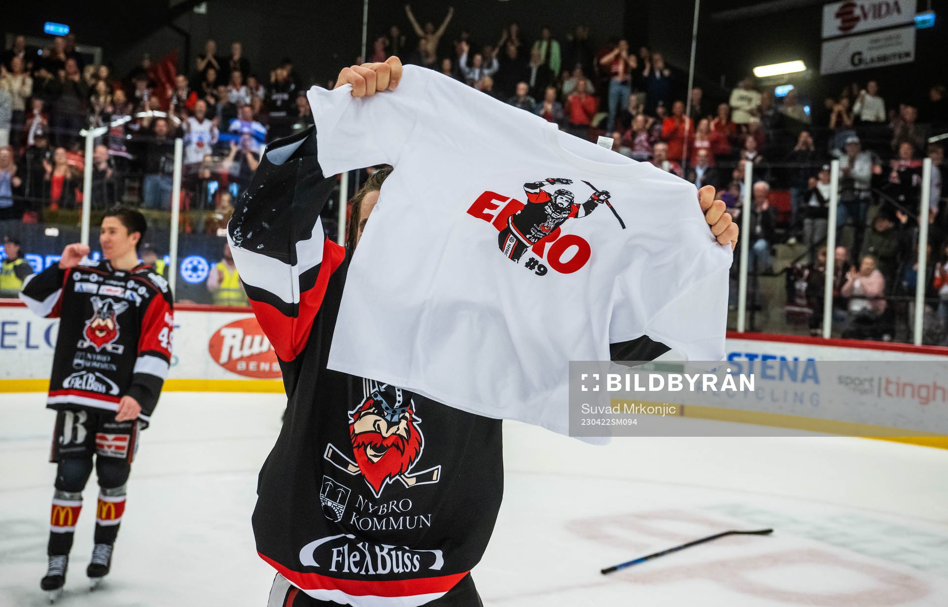 Nybros Juho Liuksiala med en tshirt med texten Eero nr9