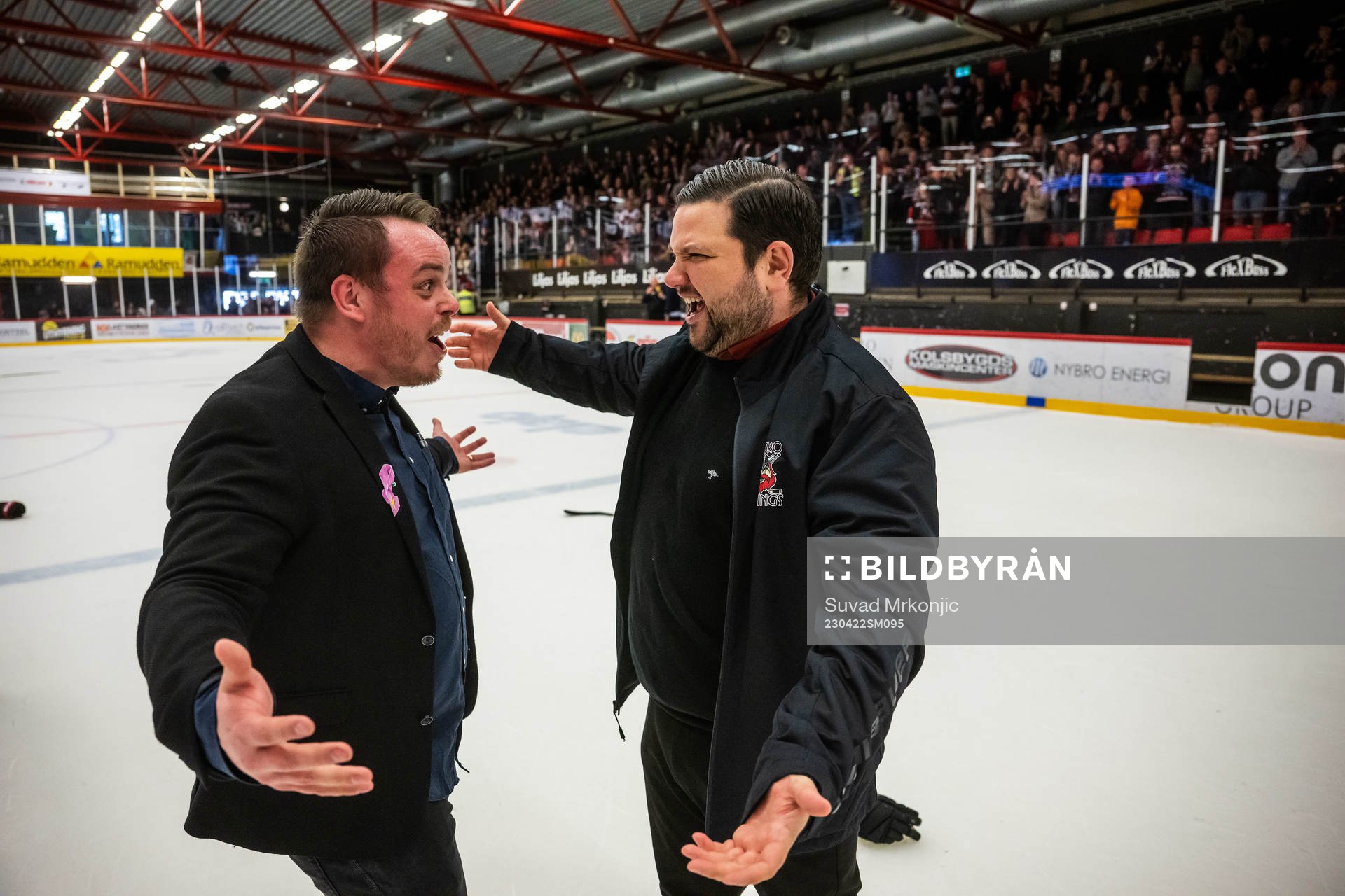 Nybros klubbdirektör Kim Ahlqvist jublar med Nybros