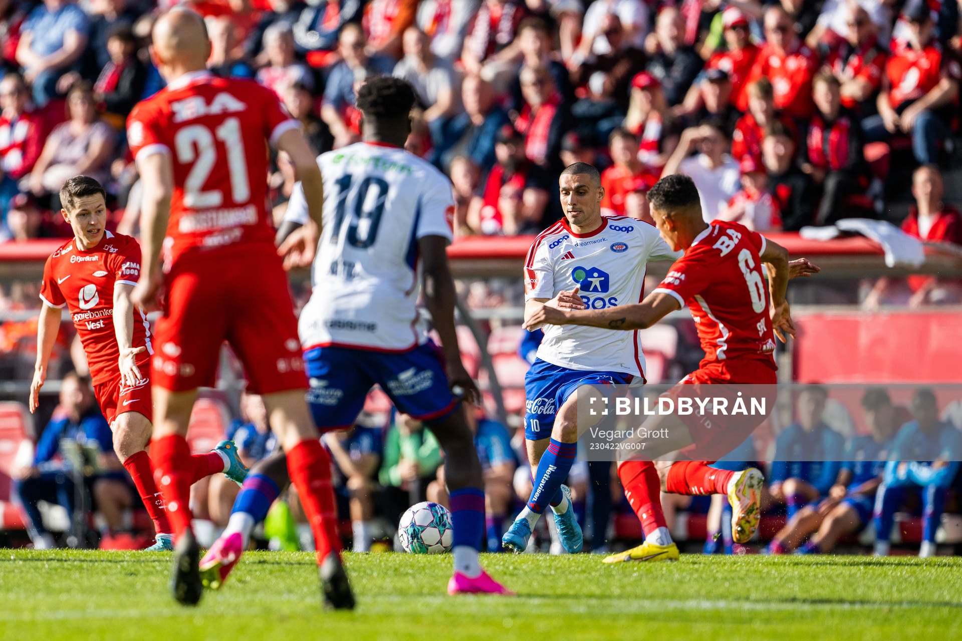 Mohamed Ofkir of Vålerenga and Japhet Sery Larsen of Brann