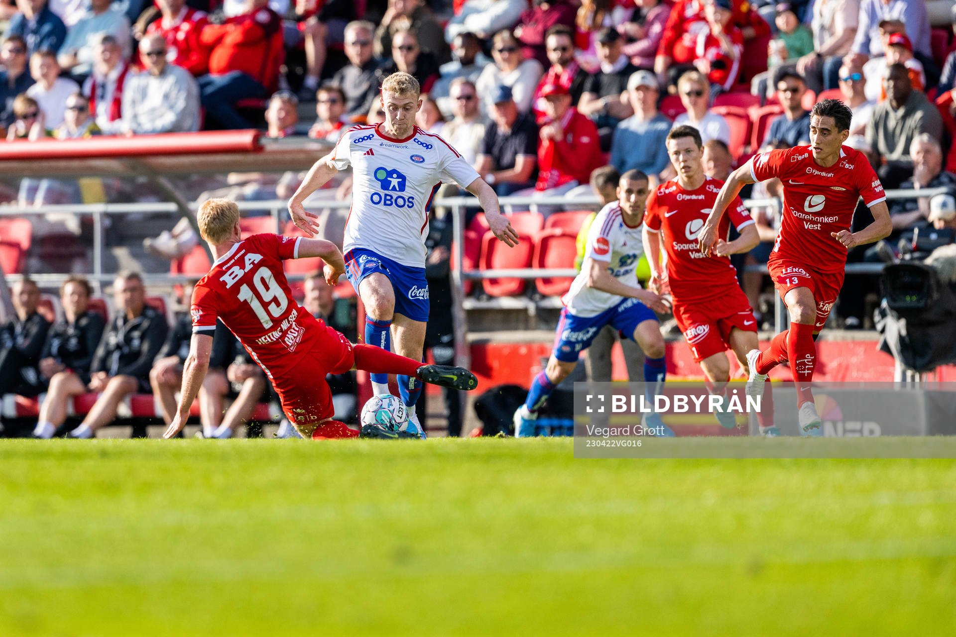 Sivert Heltne Nilsen of Brann and Henrik Bjørdal of Vålerenga during the Eliteserien football match between Brann and Vålerenga on April 22, 2023 in Bergen.
