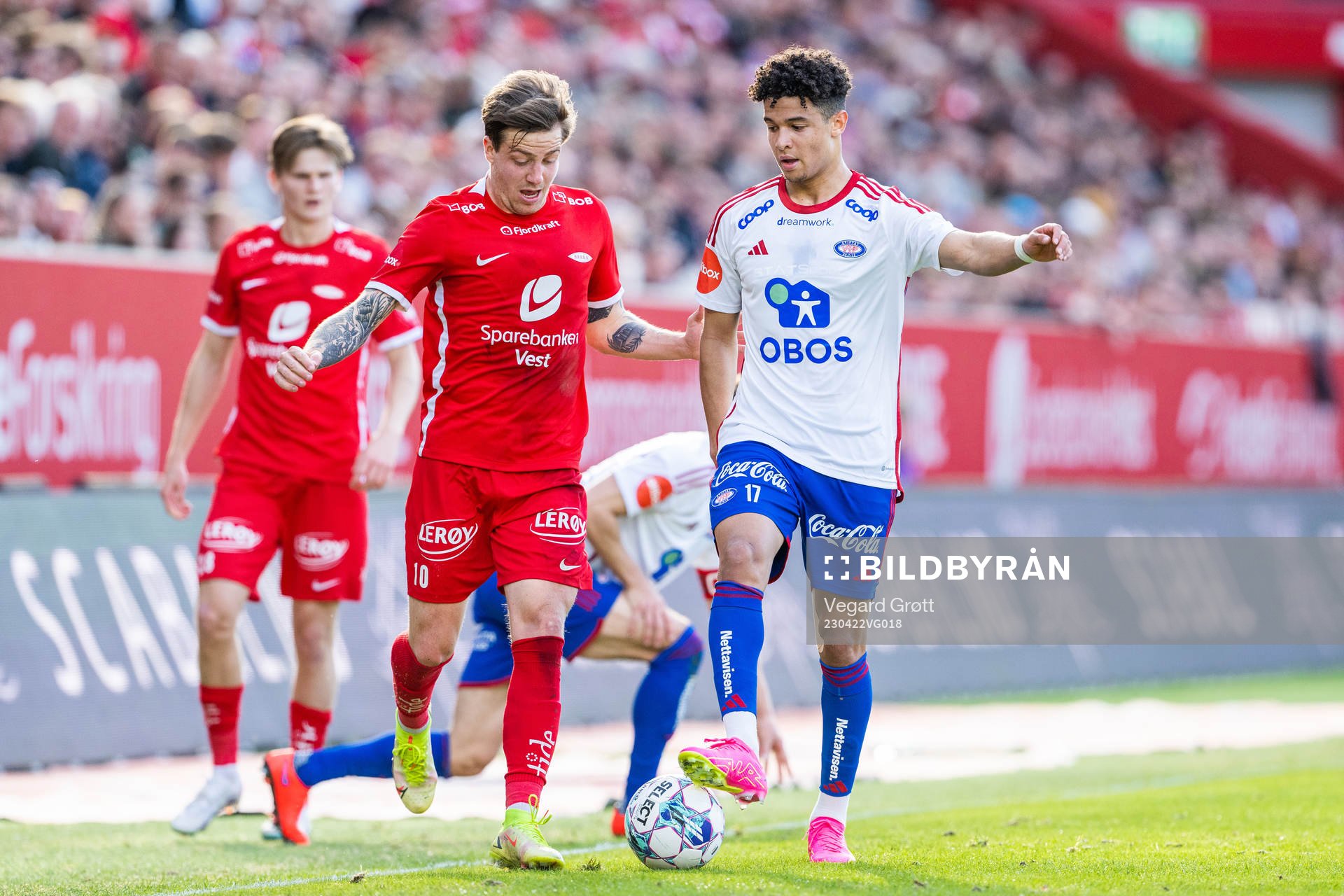 Frederik Lindbøg Børsting of Brann and Jacob Dicko of Vålerenga during the Eliteserien football match between Brann and Vålerenga on April 22, 2023 in Bergen.