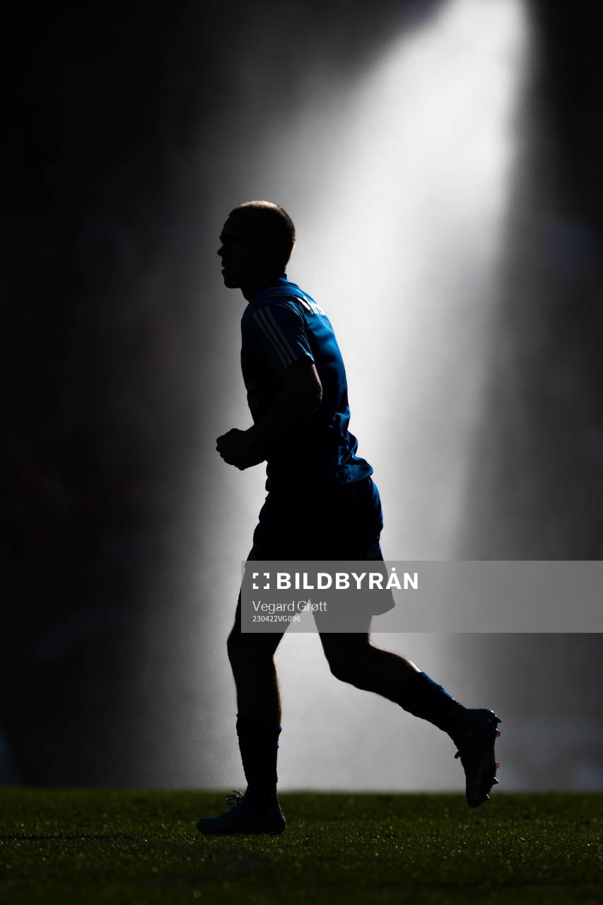 Petter Strand of Vålerenga warms up