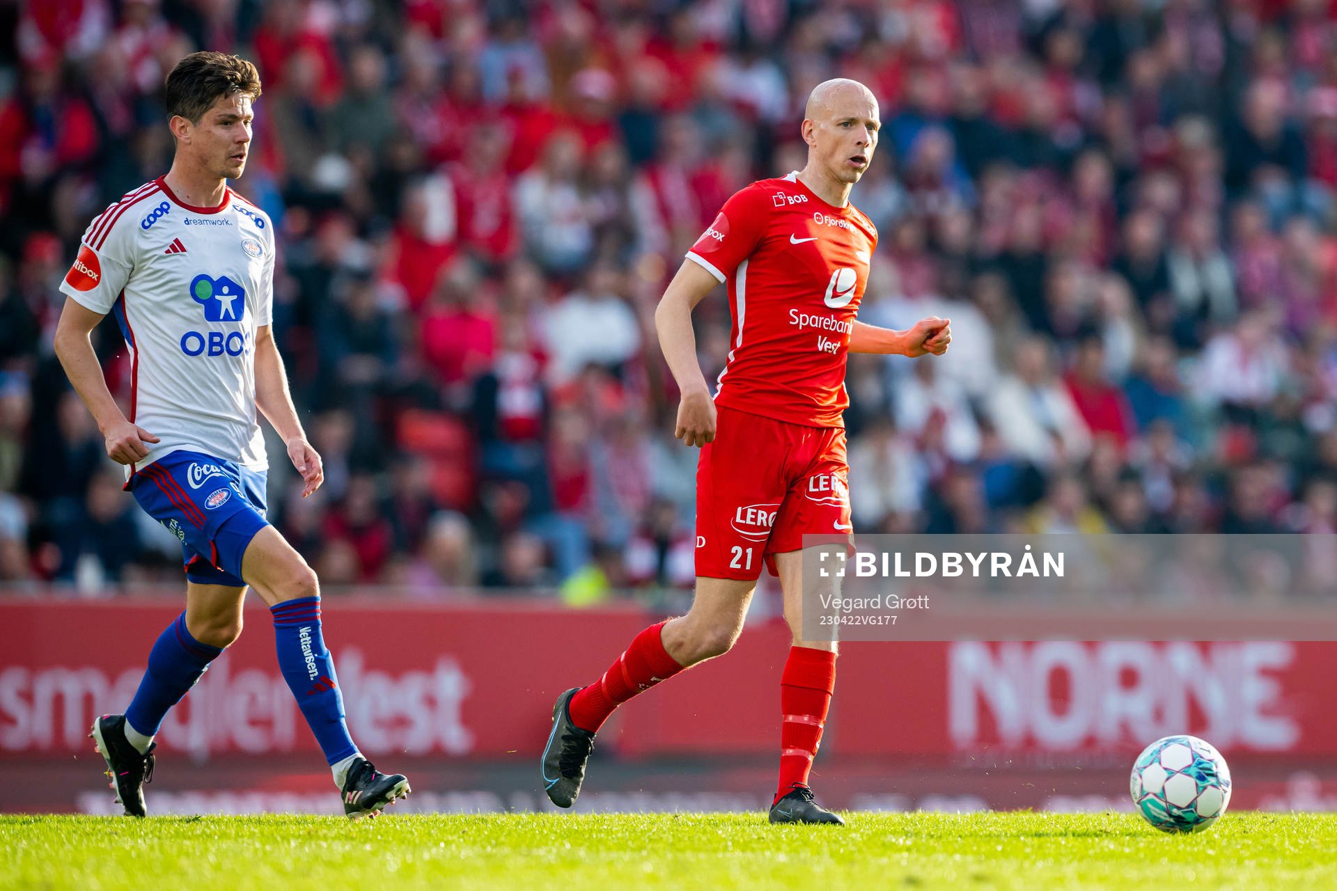 Torgeir Børven of Vålerenga and Ruben Kristiansen of Brann during the Eliteserien football match between Brann and Vålerenga on April 22, 2023 in Bergen.