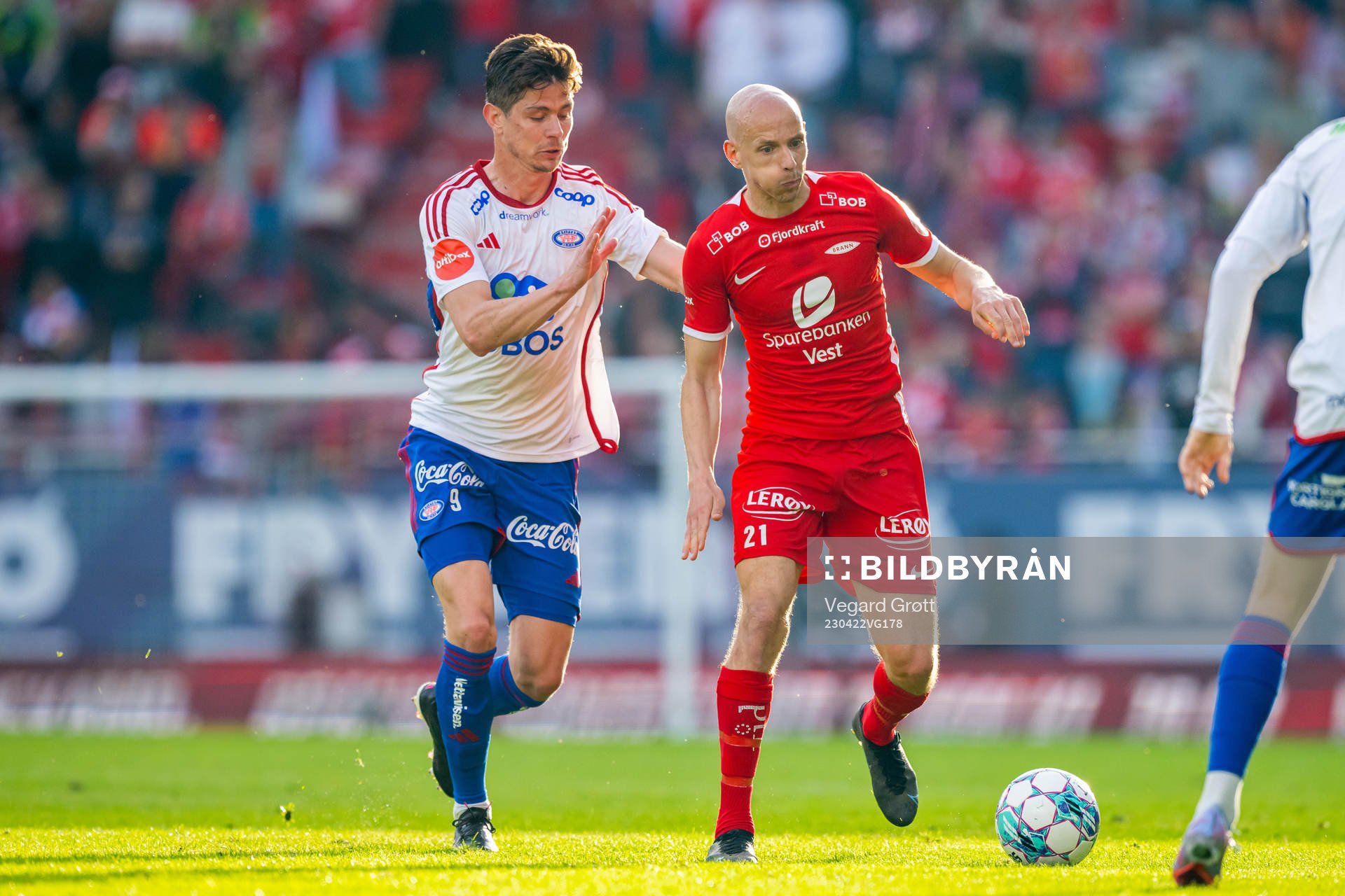 Torgeir Børven of Vålerenga and Ruben Kristiansen of Brann during the Eliteserien football match between Brann and Vålerenga on April 22, 2023 in Bergen.