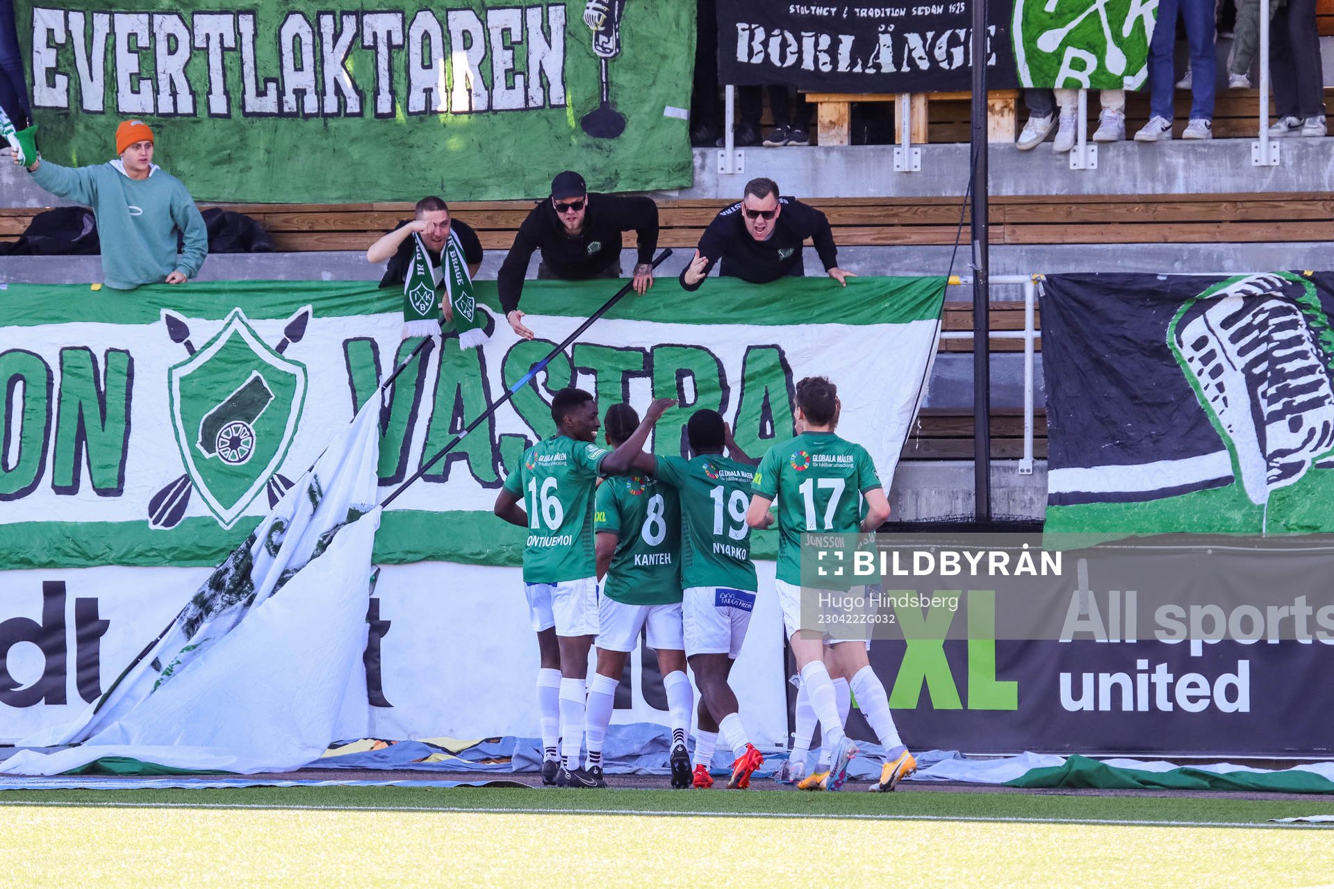 Brages Seth Hellberg jublar med lagkamrater