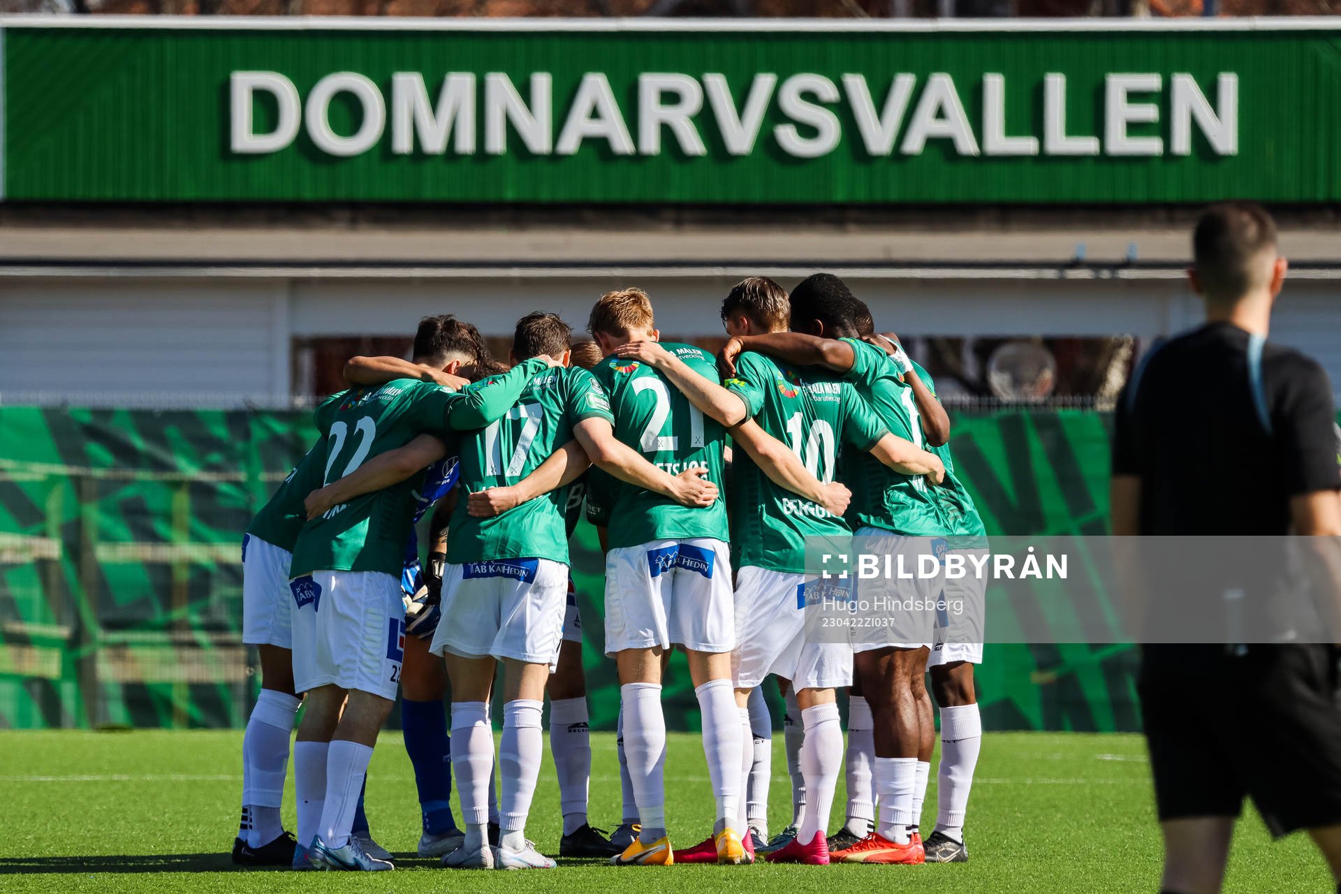 Brages spelare samlas inför fotbollsmatchen i Superettan mellan Brage och Helsingborg den 22 april 2023 i Borlänge. 