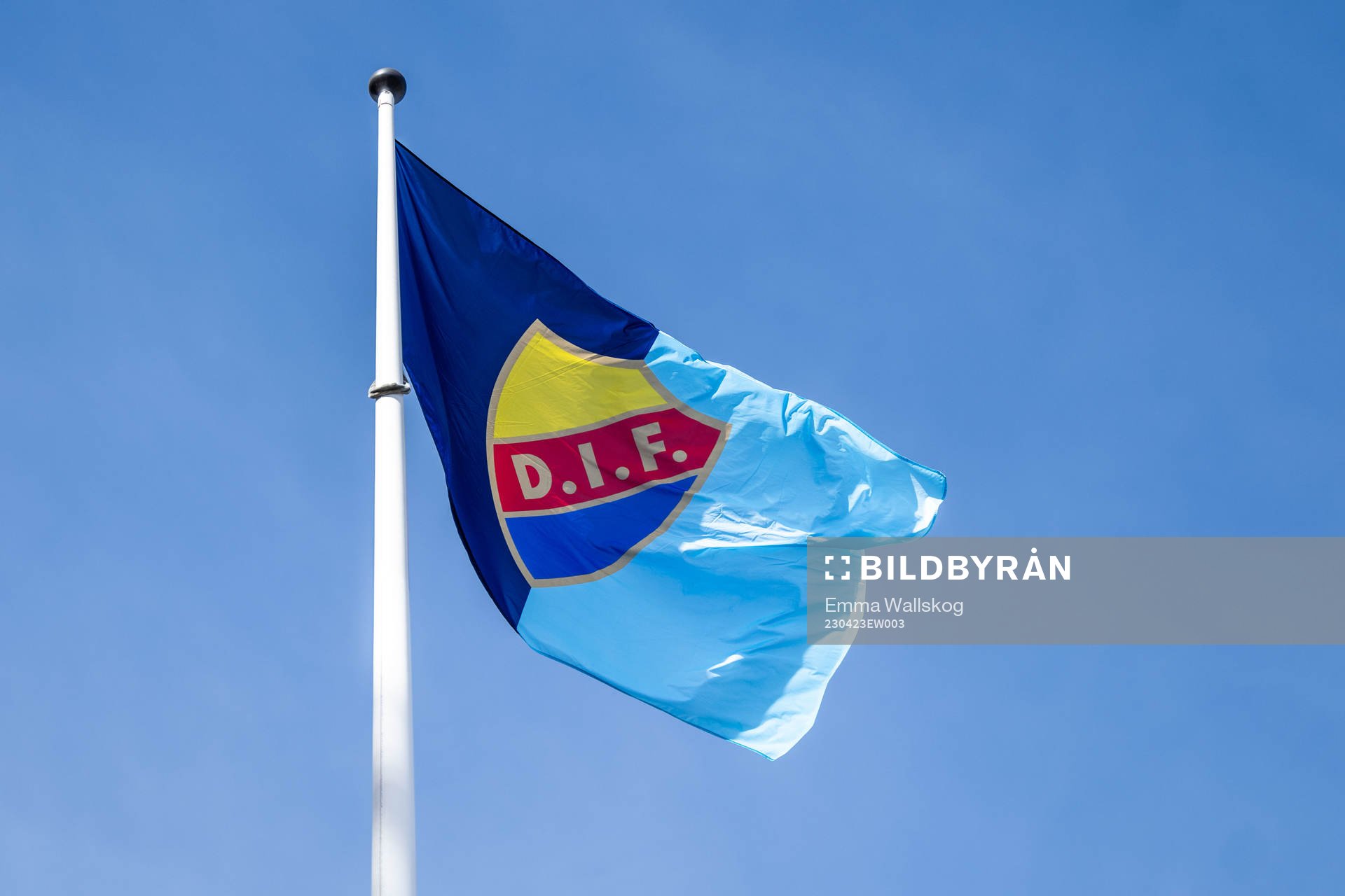 En flagga med Djurgårdens emblem