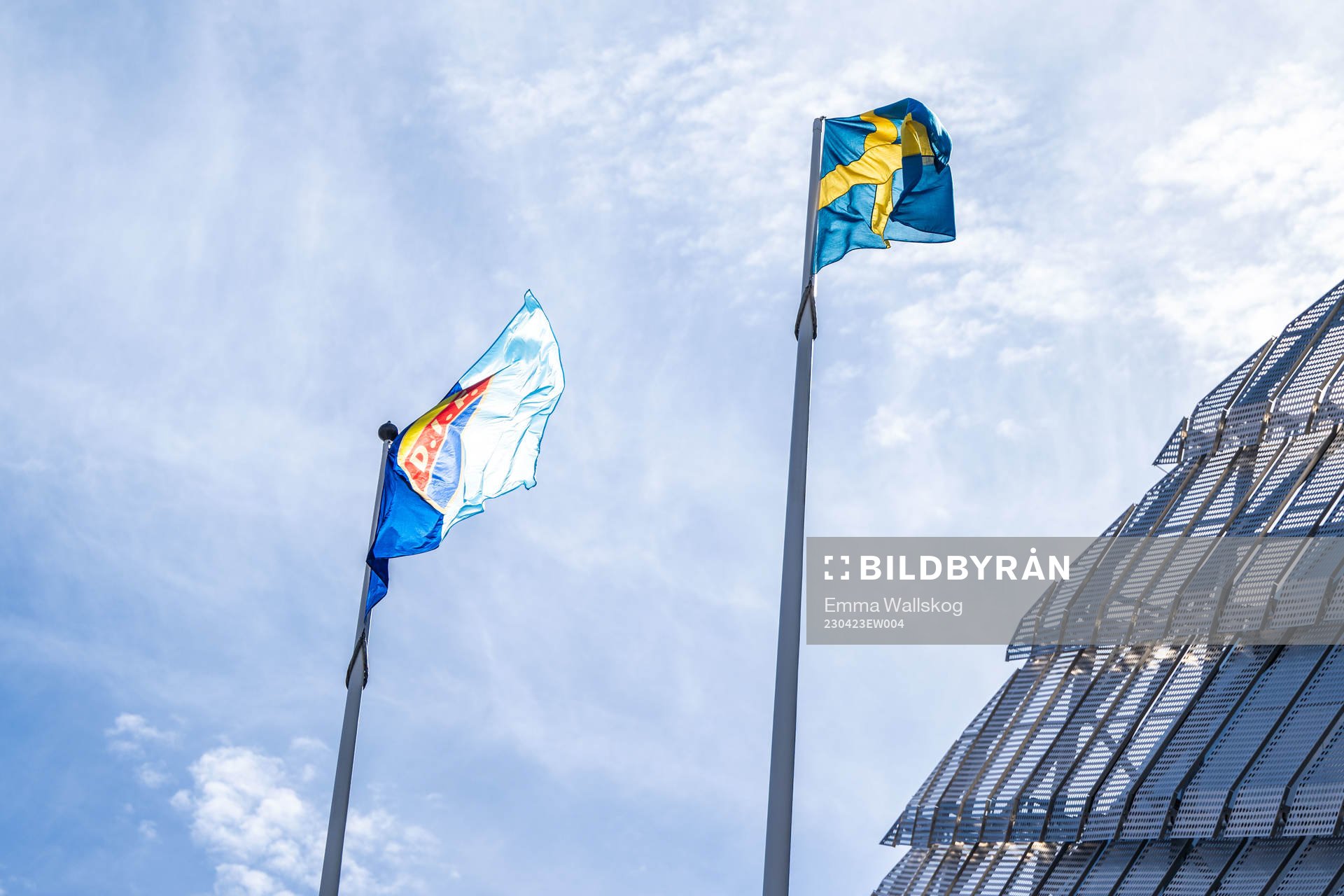 En flagga med Djurgårdens emblem utanför Tele2 Arena